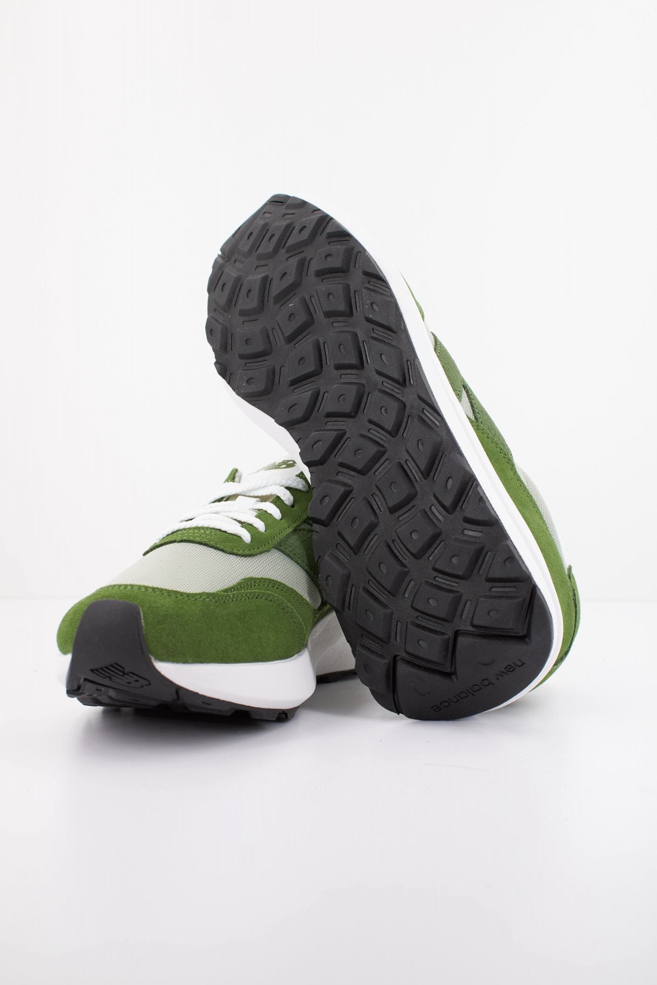 NEW BALANCE U370 HA en color VERDE (5)