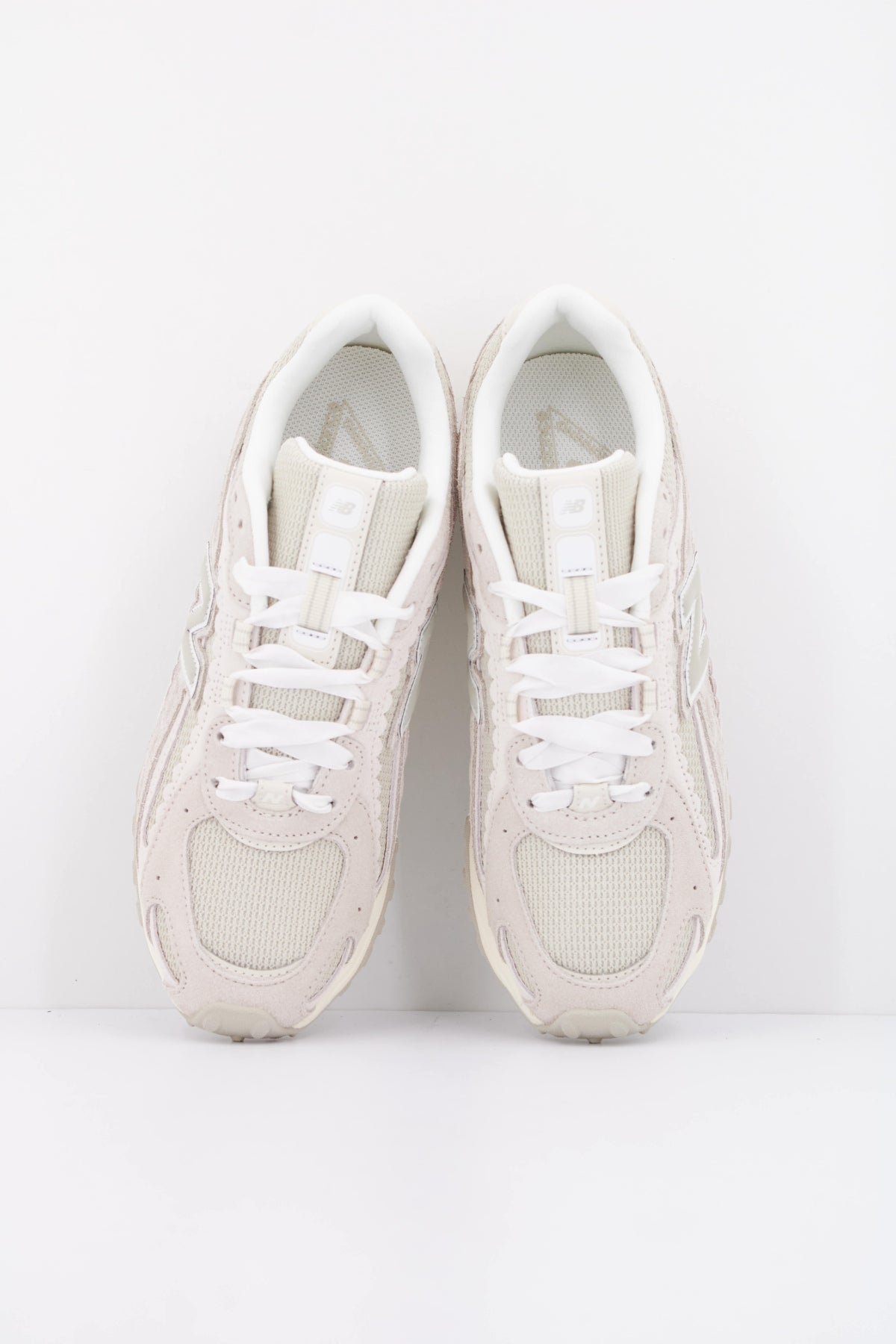 NEW BALANCE U204L 2SZ en color BEIS (3)