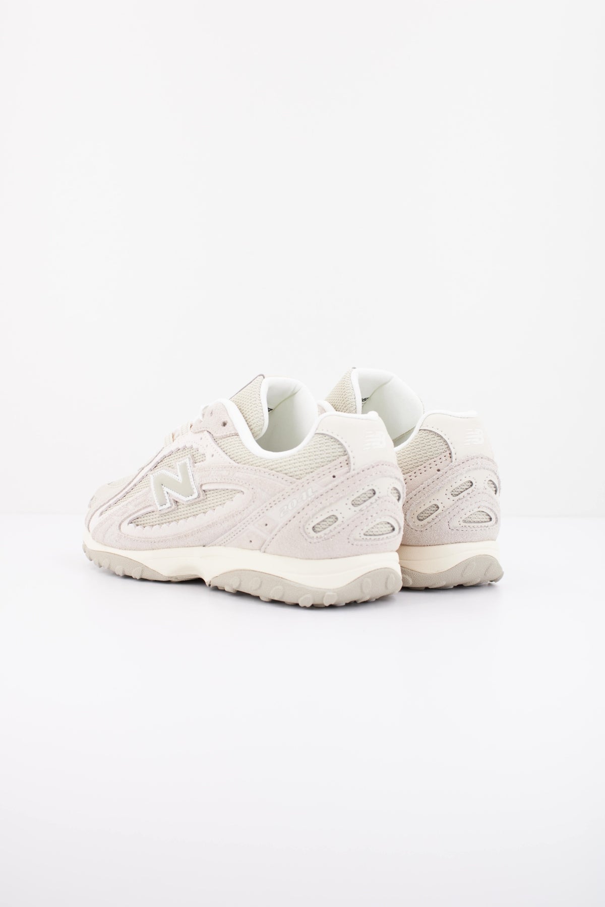 NEW BALANCE U204L 2SZ en color BEIS (4)