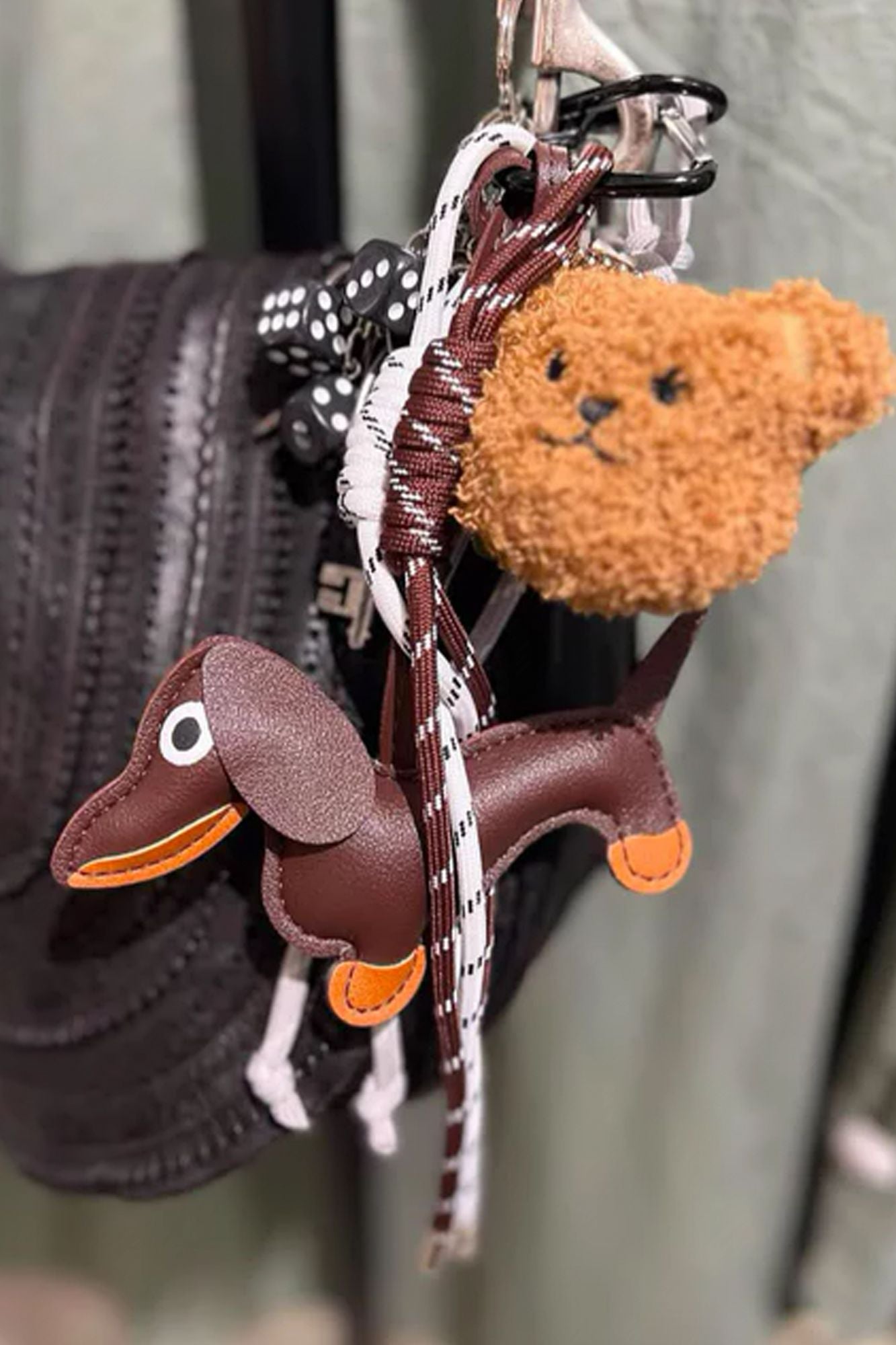 STICKY BESTIE BAGCHARM BCH11 en color MARRON (2)