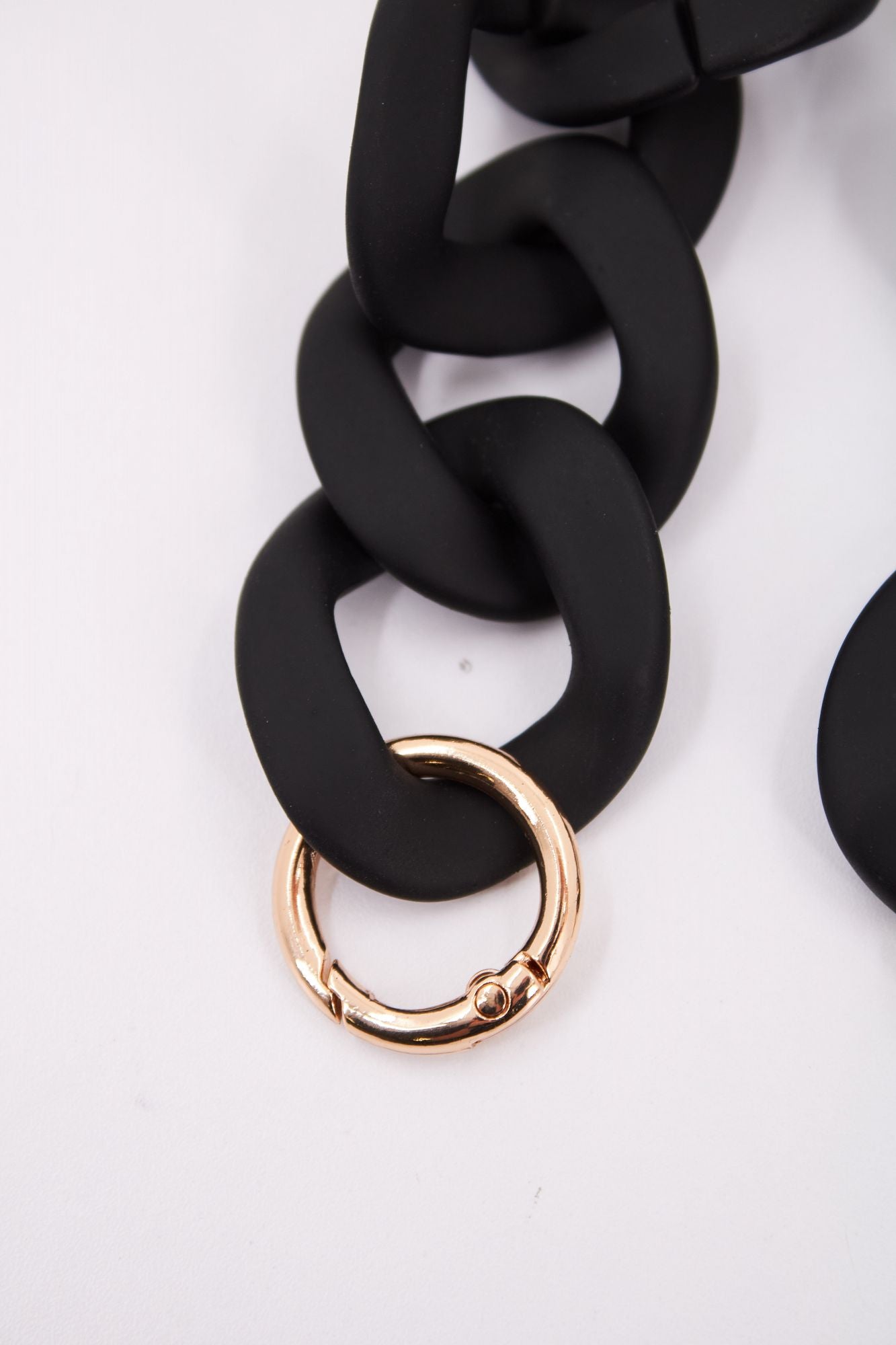 STICKY BESTIE CHAIN BAG en color NEGRO (2)
