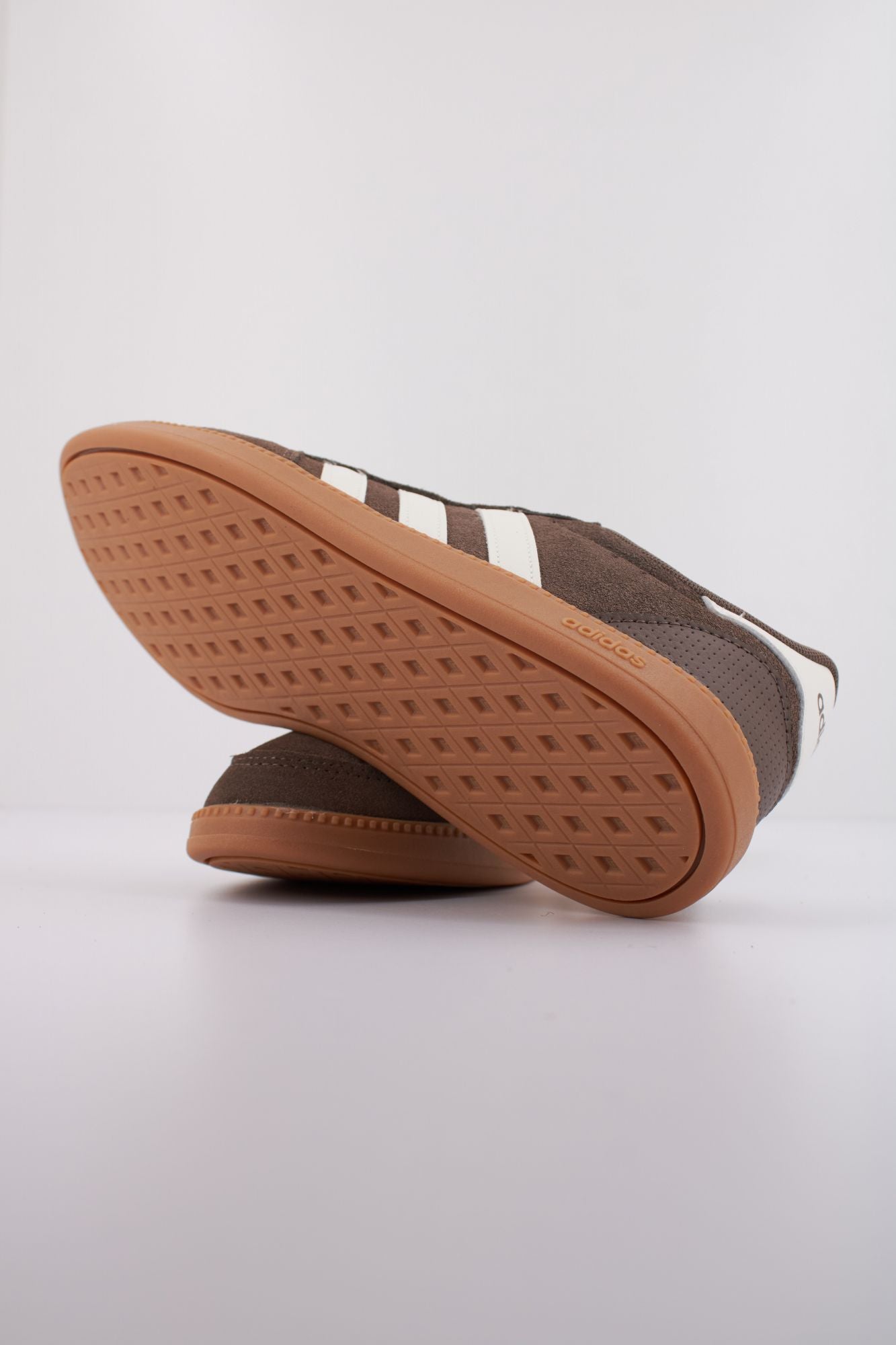 ADIDAS BREAKNET SLEEK en color MARRON (5)