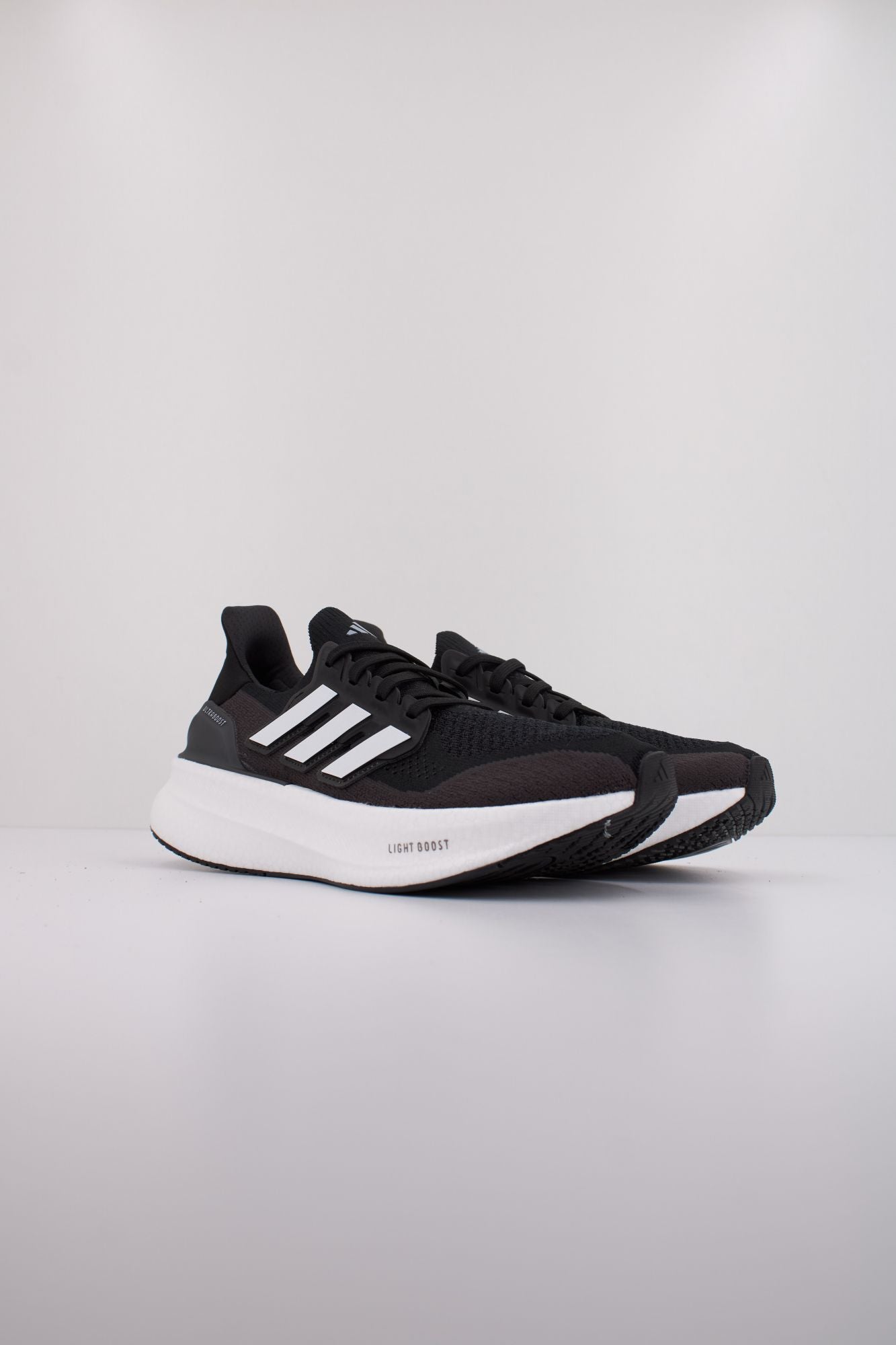 ADIDAS ULTRABOOST 5 W en color NEGRO (2)