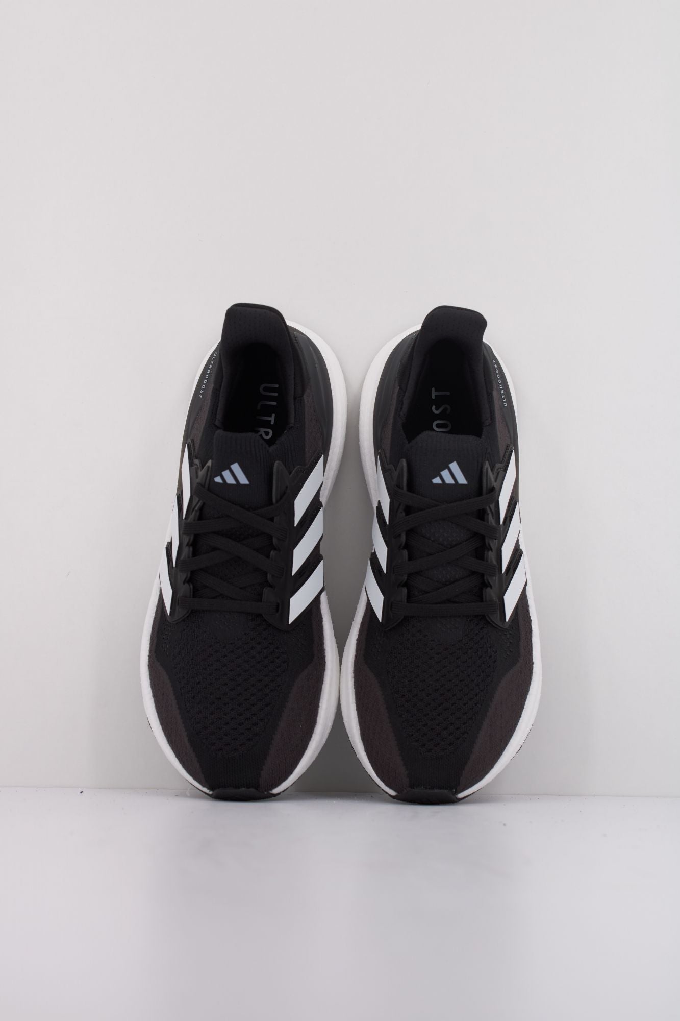 ADIDAS ULTRABOOST 5 W en color NEGRO (3)