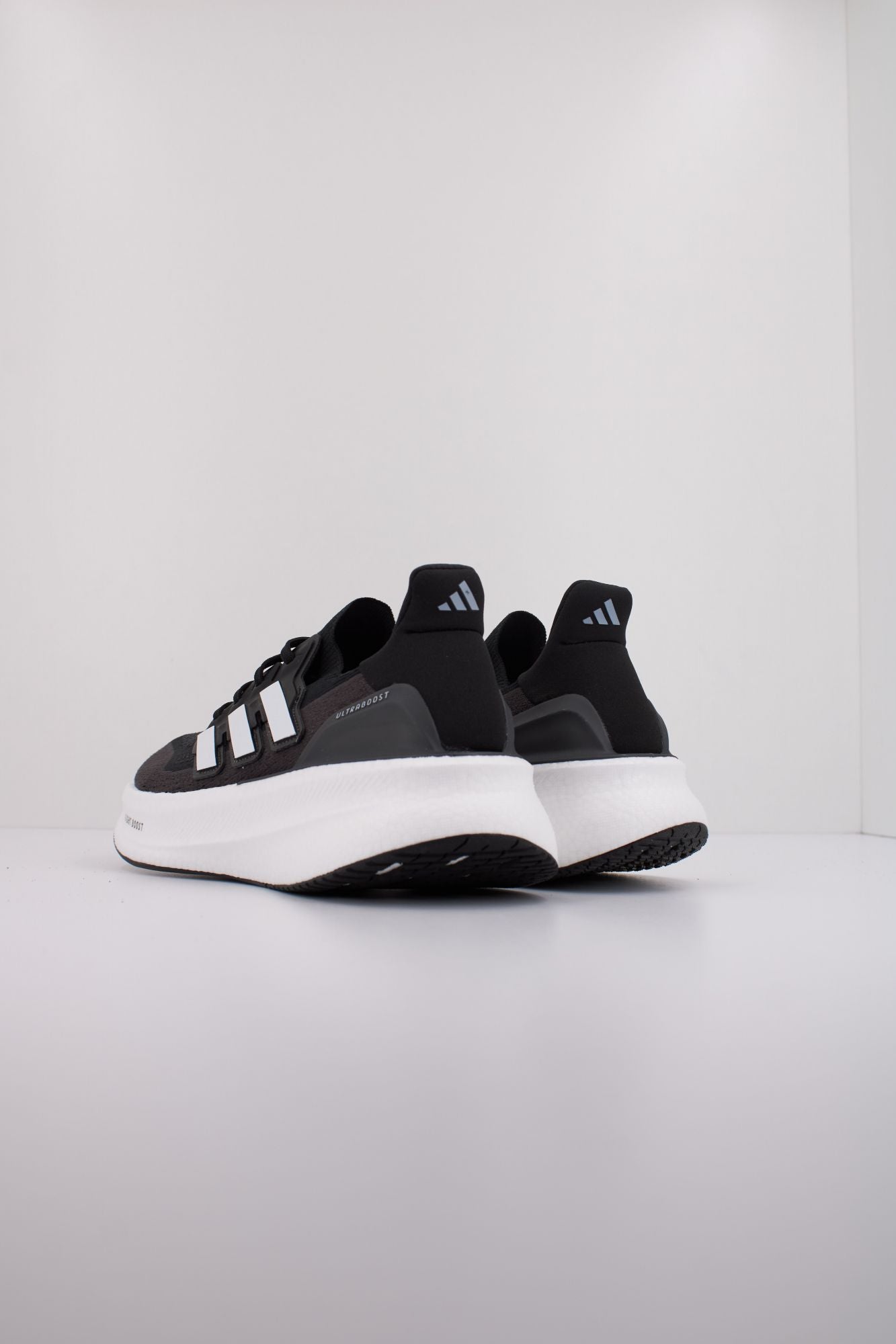 ADIDAS ULTRABOOST 5 W en color NEGRO (4)