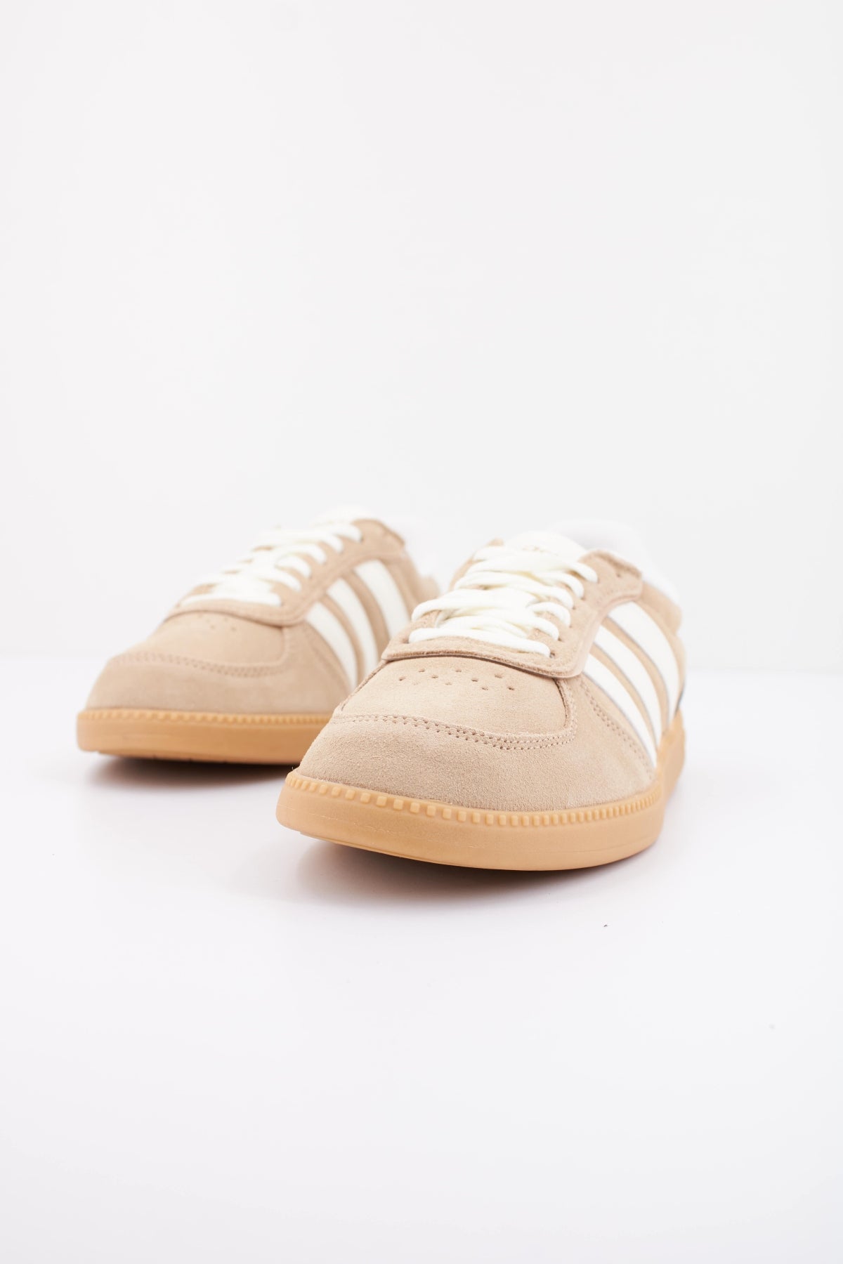 ADIDAS BREAKNET SLEEK en color MARRON CLARO (2)
