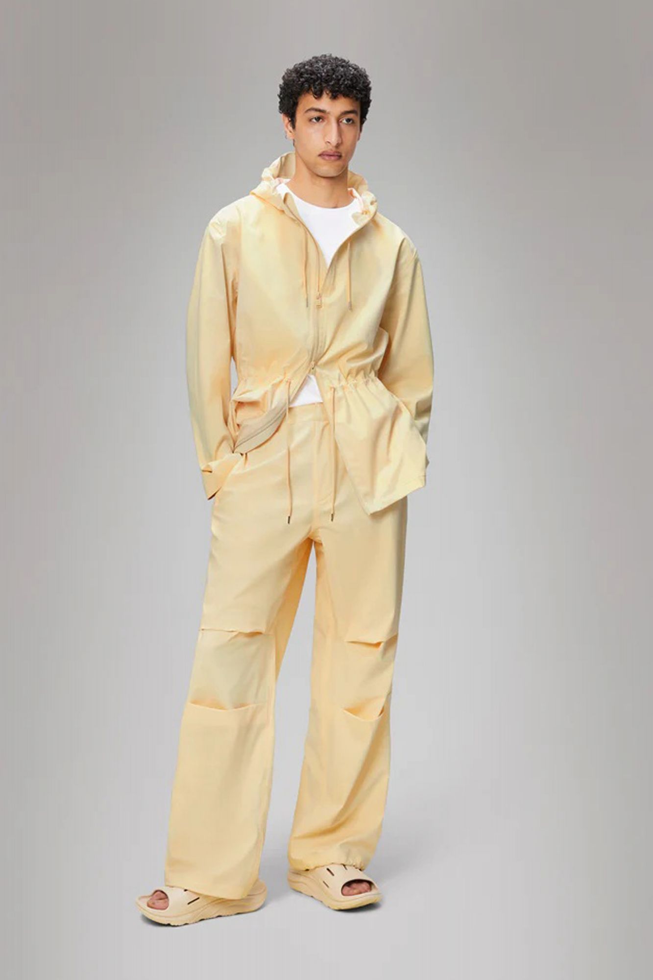 RAINS SUVA HARDSHELL PANTS WIDE W3 en color BEIS (5)