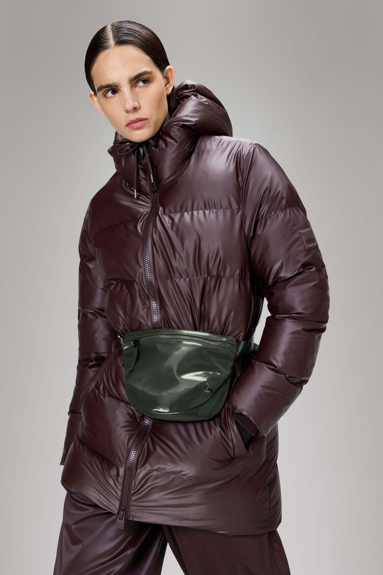 RAINS VALERA BUM BAG MICRO en color VERDE (4)