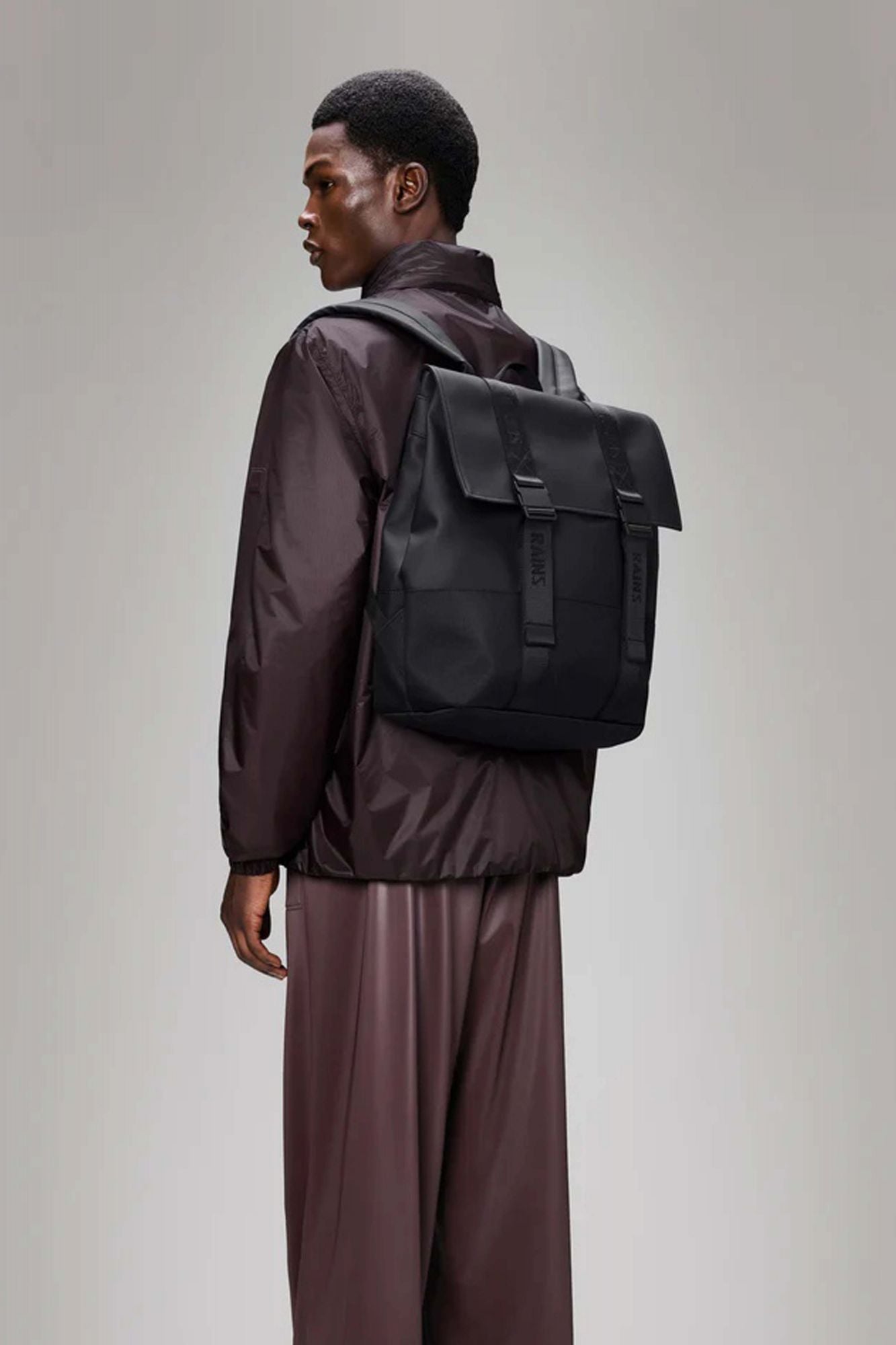 RAINS TRAIL MSN BAG W3 en color NEGRO (2)
