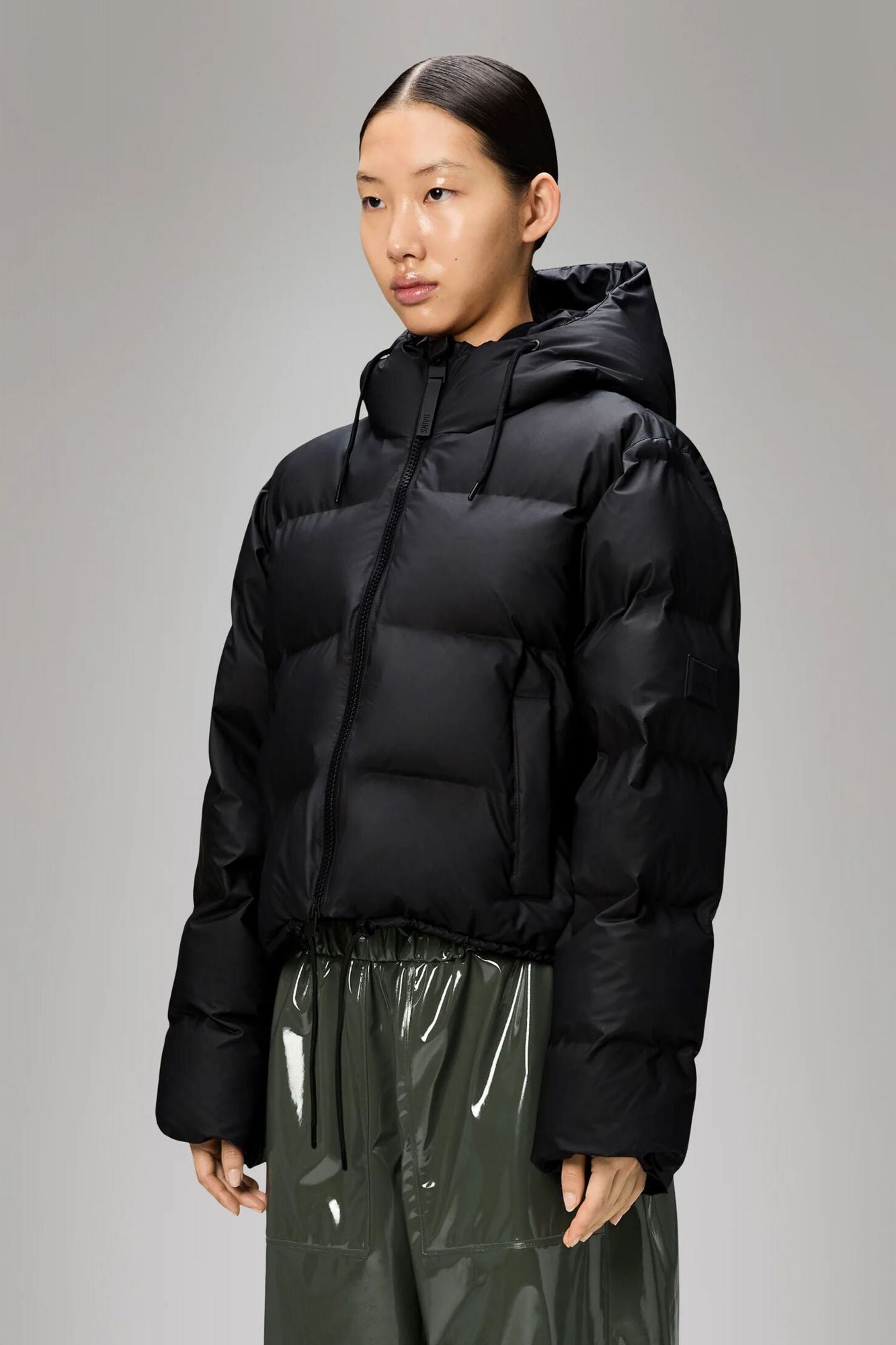 RAINS ALTA SHORT PUFFER JACKET W3T en color NEGRO (1)