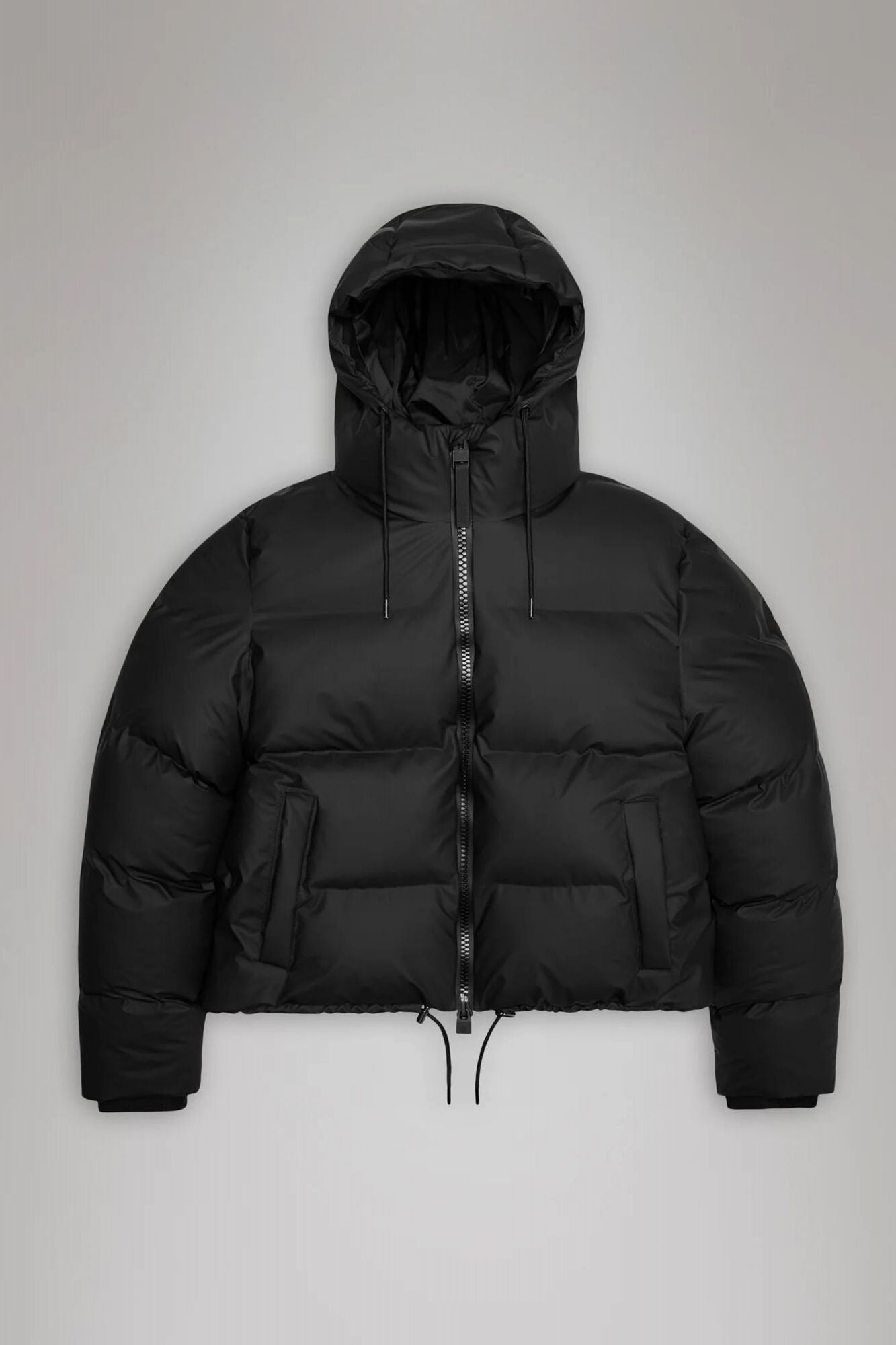 RAINS ALTA SHORT PUFFER JACKET W3T en color NEGRO (2)