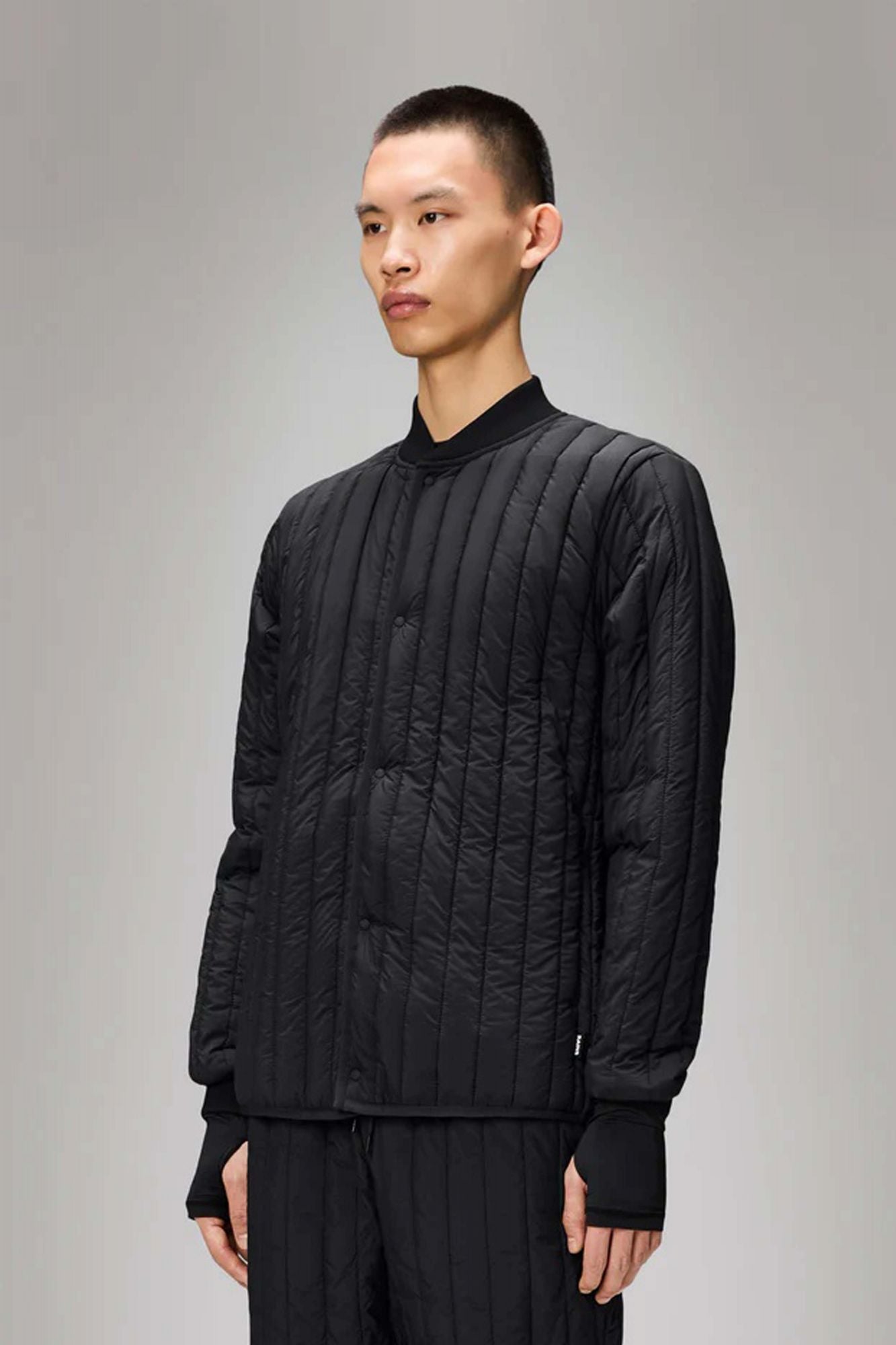 RAINS BANJA LINER BOMBER JACJET T1 en color NEGRO (1)