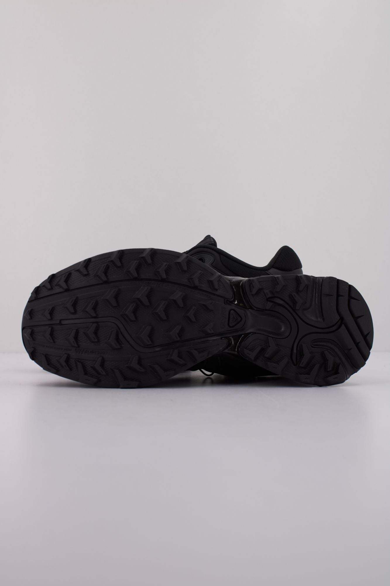 SALOMON BAJO XT WHISPER en color NEGRO (5)