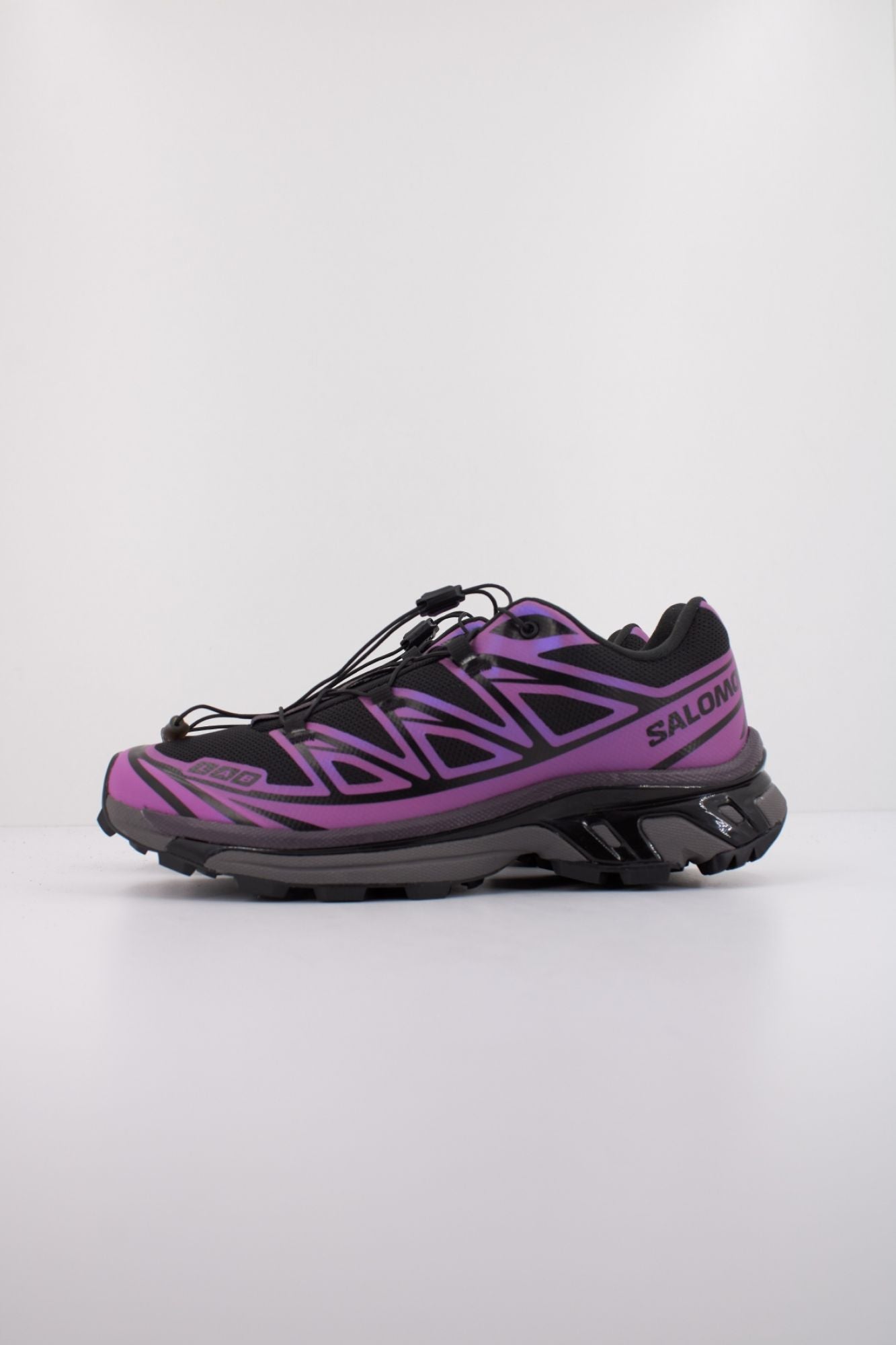 SALOMON XT 6 IRIDESCENT en color NEGRO (1)