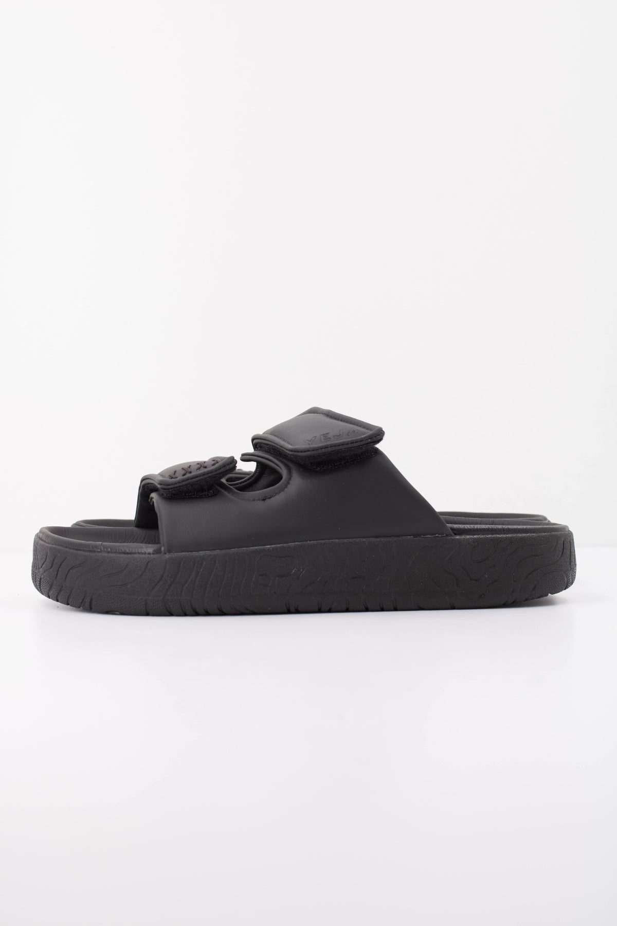 VEJA SANDALIA ETNA BOLD en color NEGRO (1)