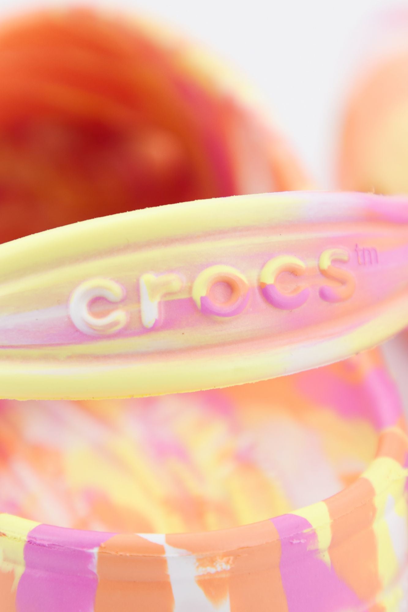 CROCS CLASSIC MARBLED CLOG U en color NARANJA (4)