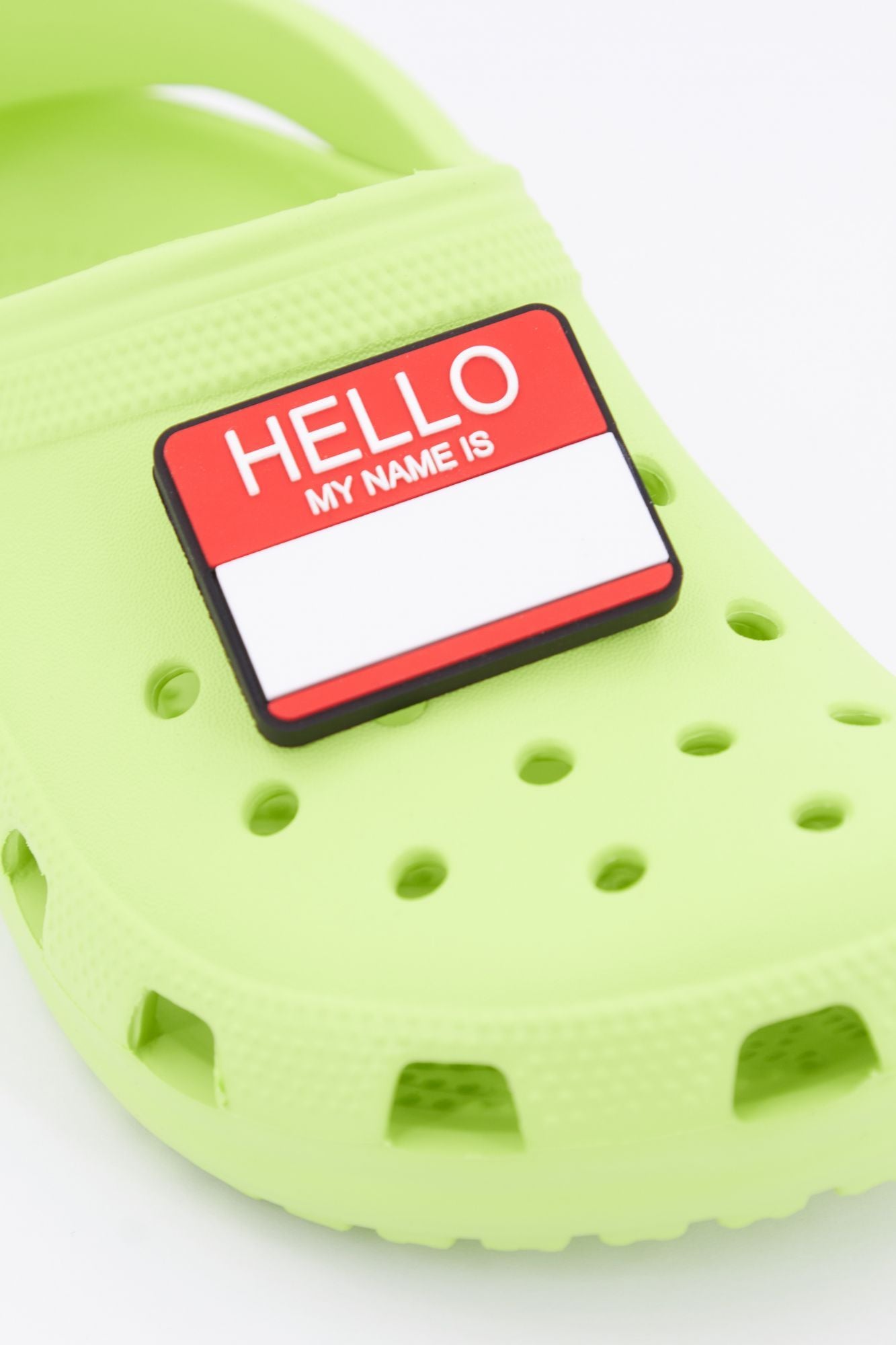CROCS HELLO MY NAME IS en color ROJO (3)