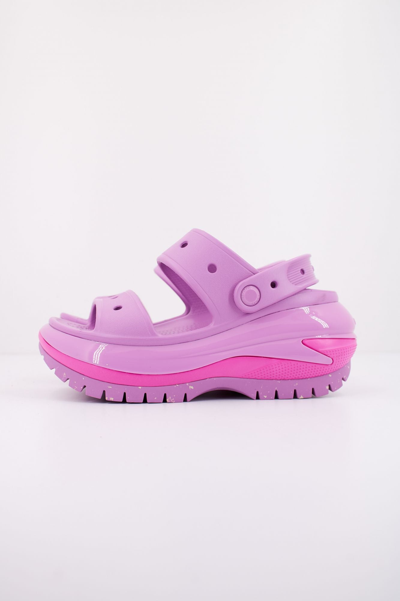CROCS CLASSIC MEGA CRUSH SANDAL en color VIOLETA (1)