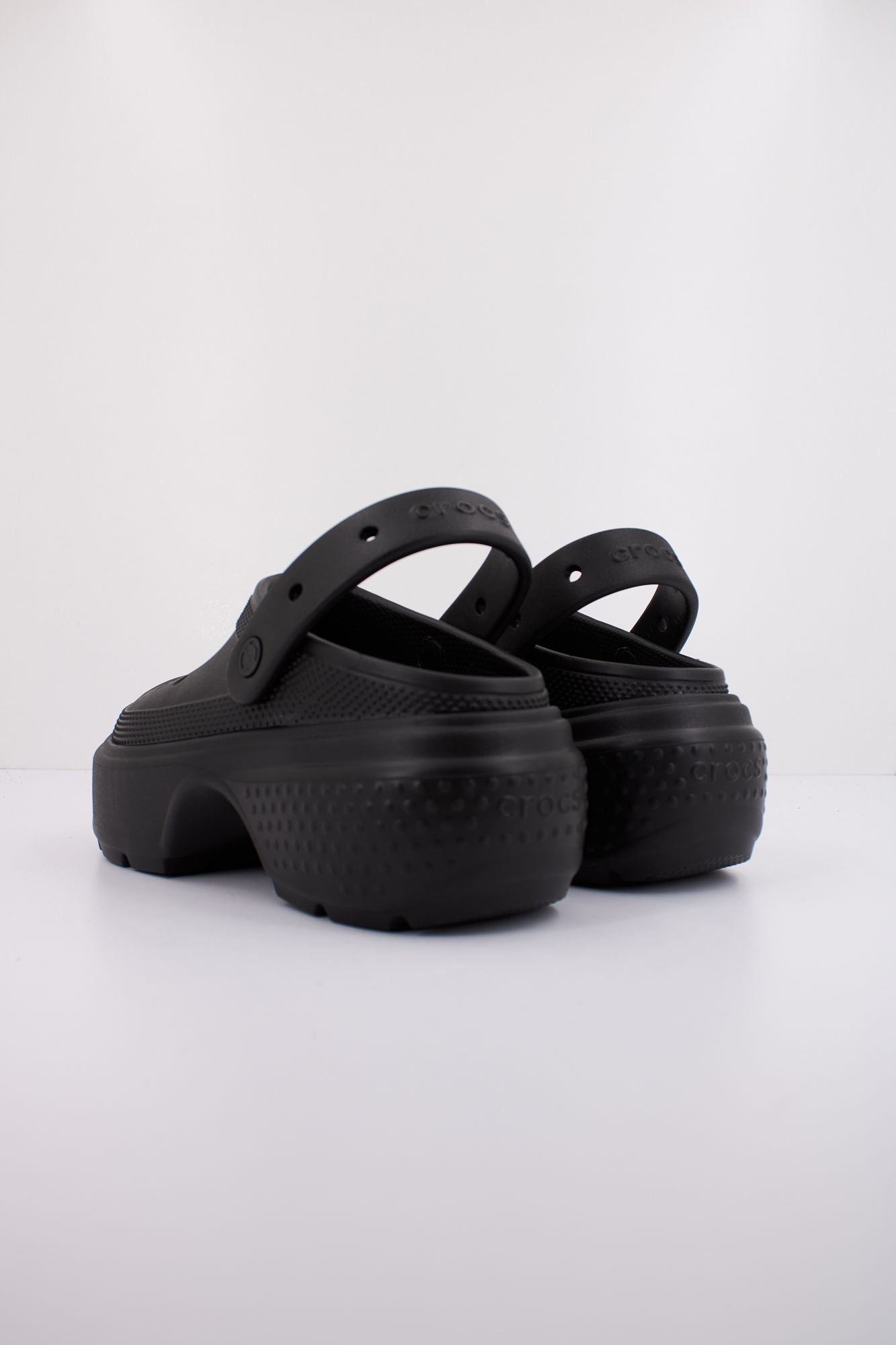 CROCS STOMP CLOG en color NEGRO (4)