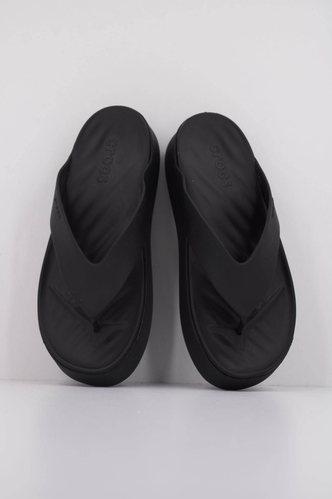 CROCS GETAWAY PLATFORM FLIP en color NEGRO (3)