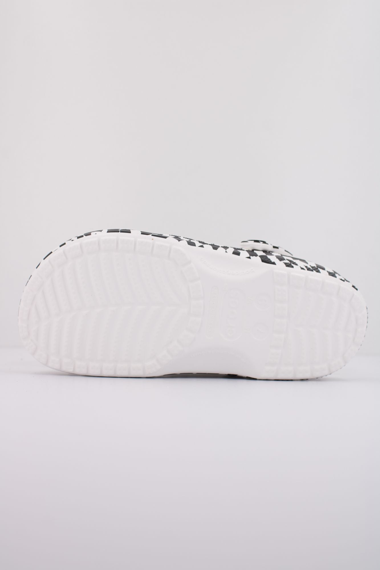 CROCS CLASSIC WARPED CHECKER CLOG en color BLANCO (5)