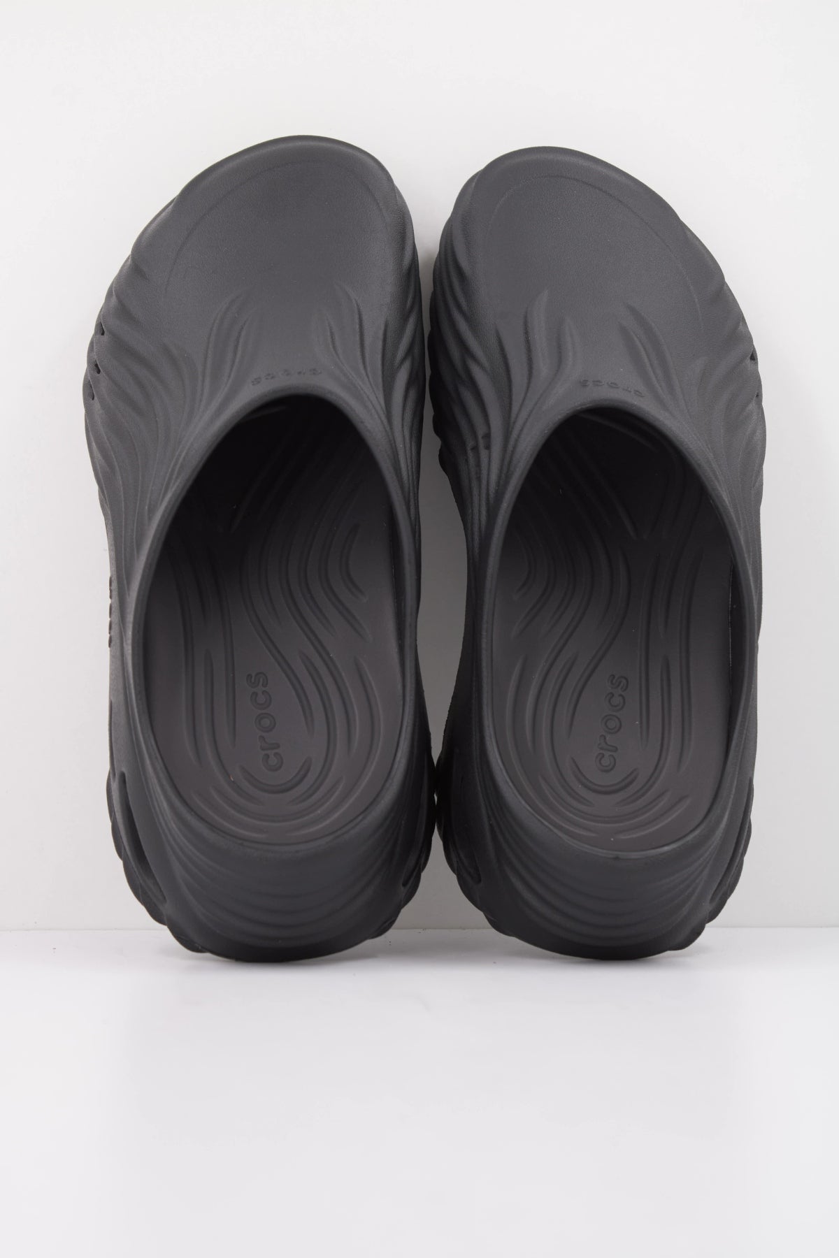 CROCS ECHO WAVE U en color NEGRO (3)
