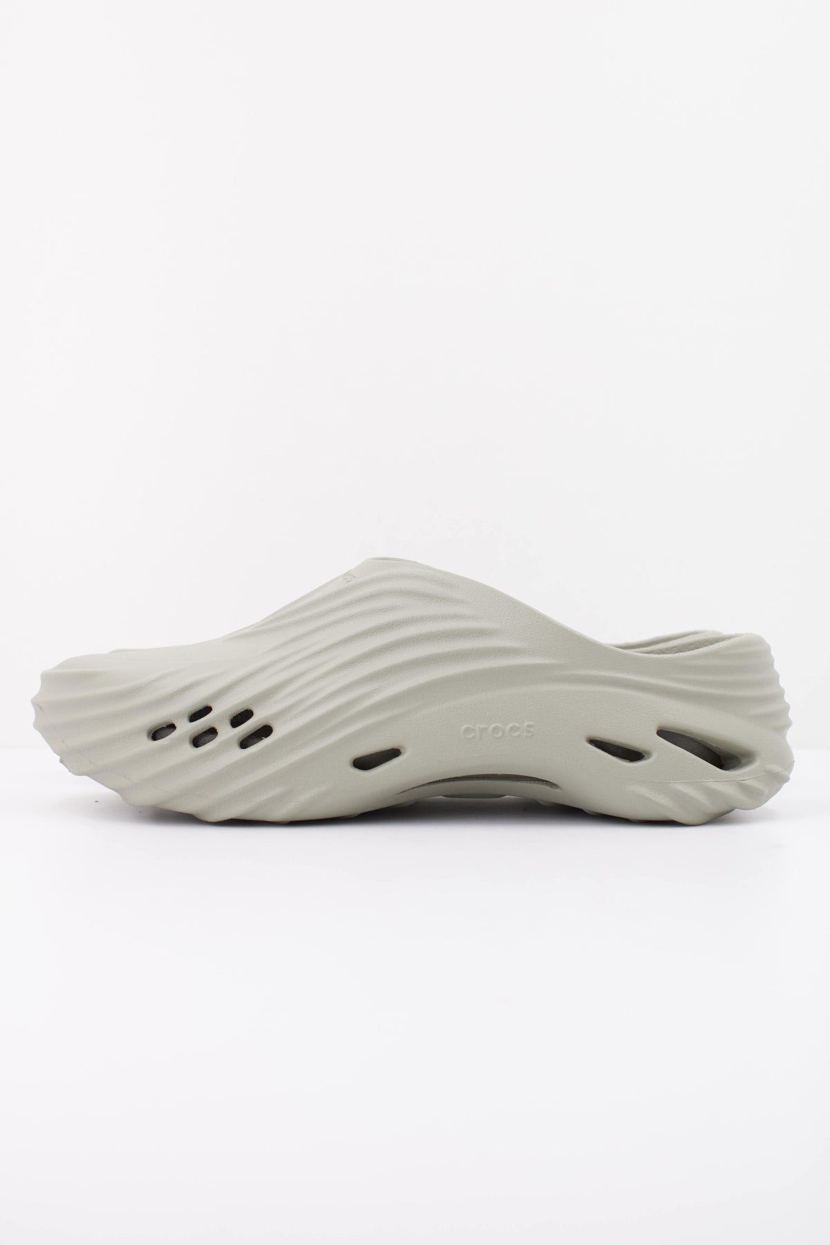 CROCS ECHO WAVE U en color GRIS (1)