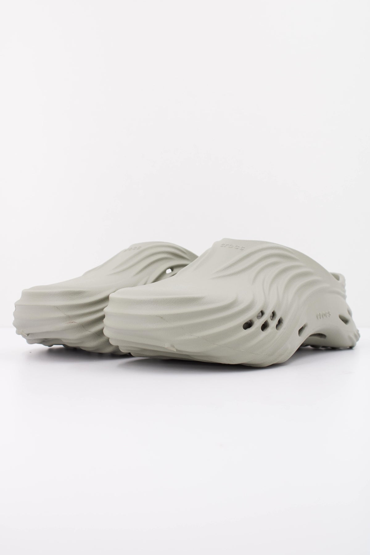 CROCS ECHO WAVE U en color GRIS (2)