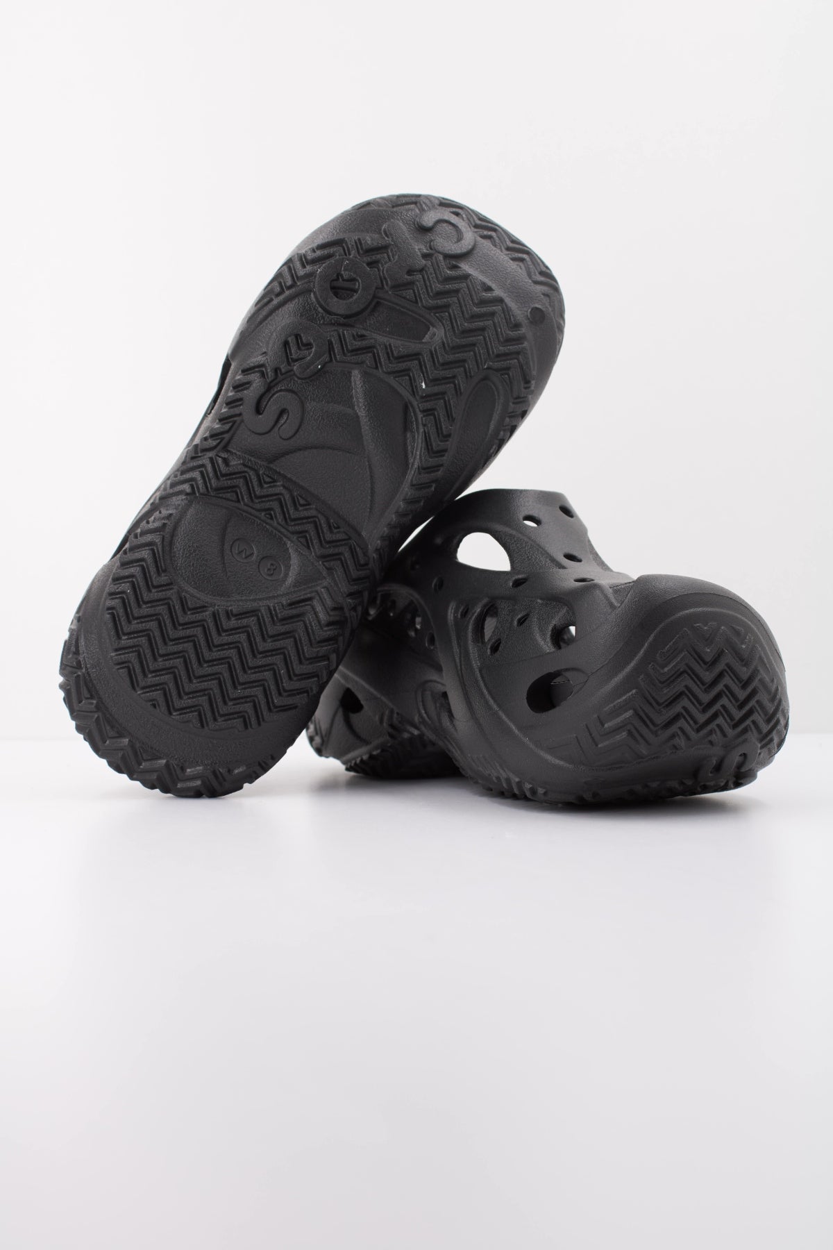 CROCS CAGED CLOG W en color NEGRO (5)