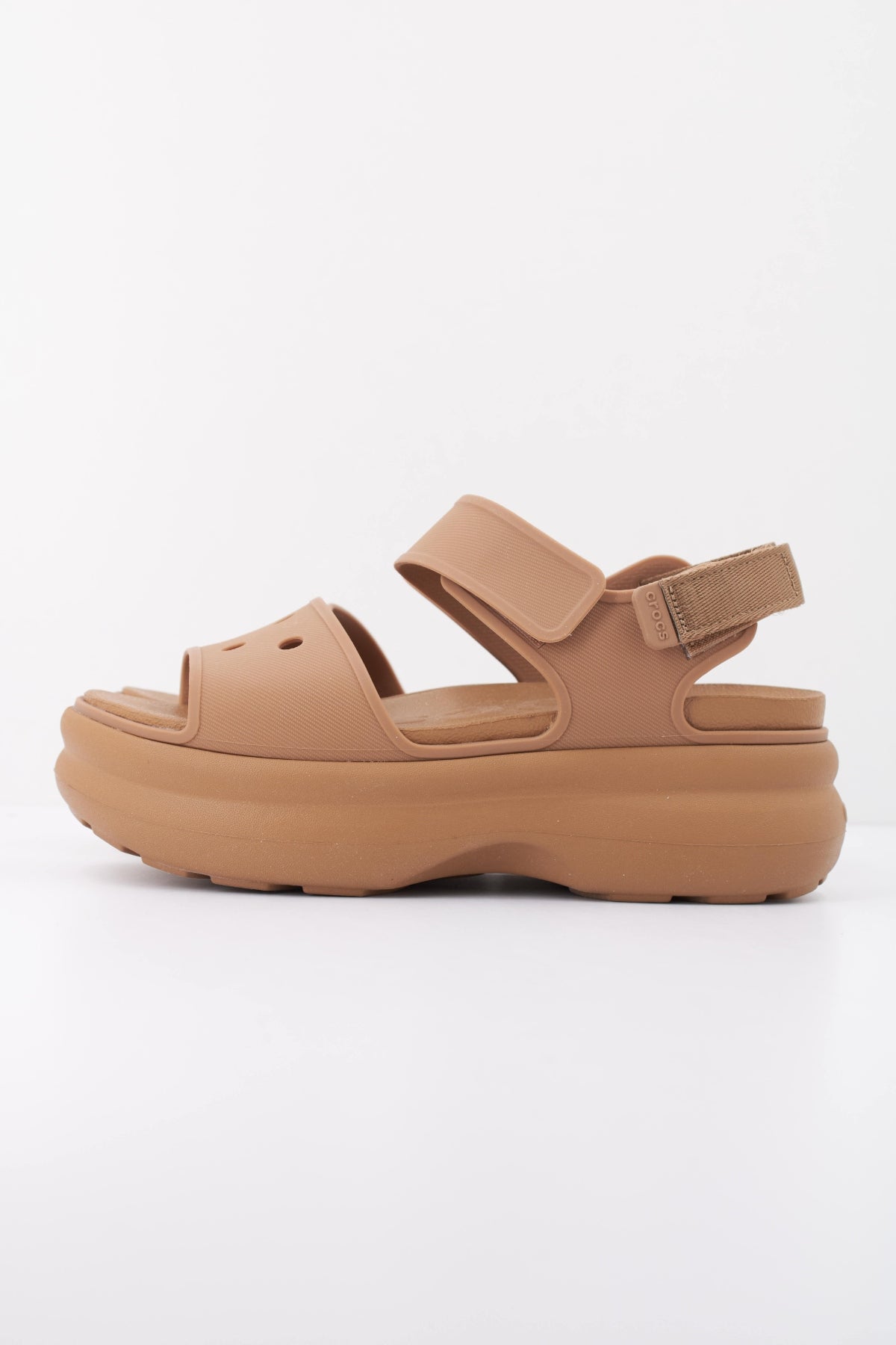 CROCS SOHO Y STRAP en color MARRON (1)