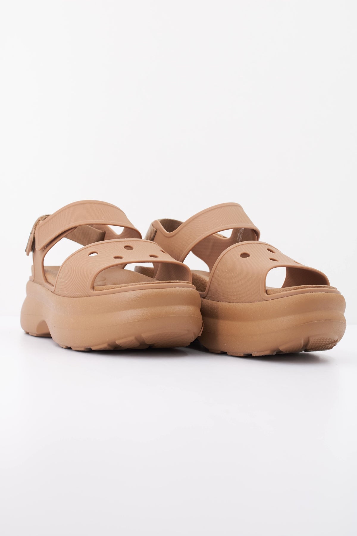 CROCS SOHO Y STRAP en color MARRON (2)