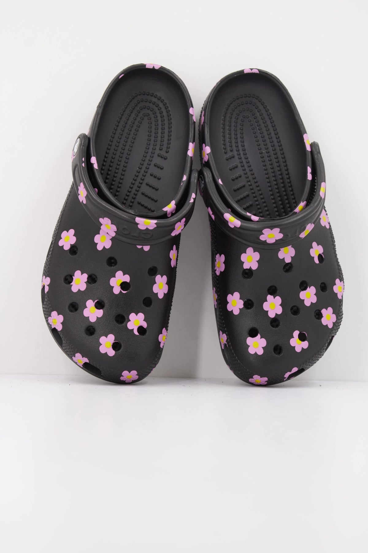 CROCS SANDALIA CLASSIC FLOWER CLO en color NEGRO (3)