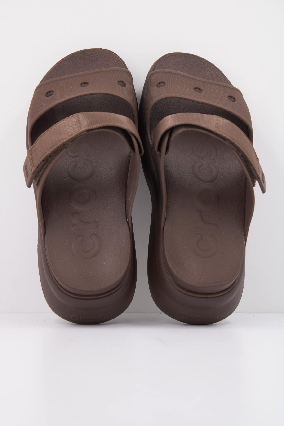 CROCS SOHO TWO STRAP en color MARRON (3)