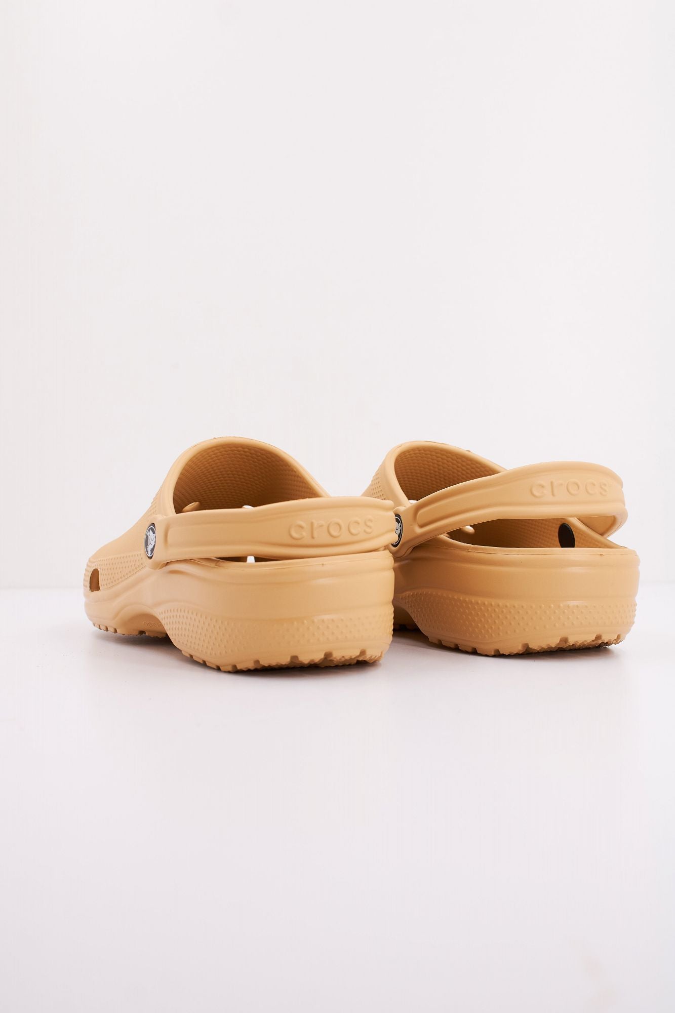CROCS CLASSIC U en color MARRON CLARO (4)