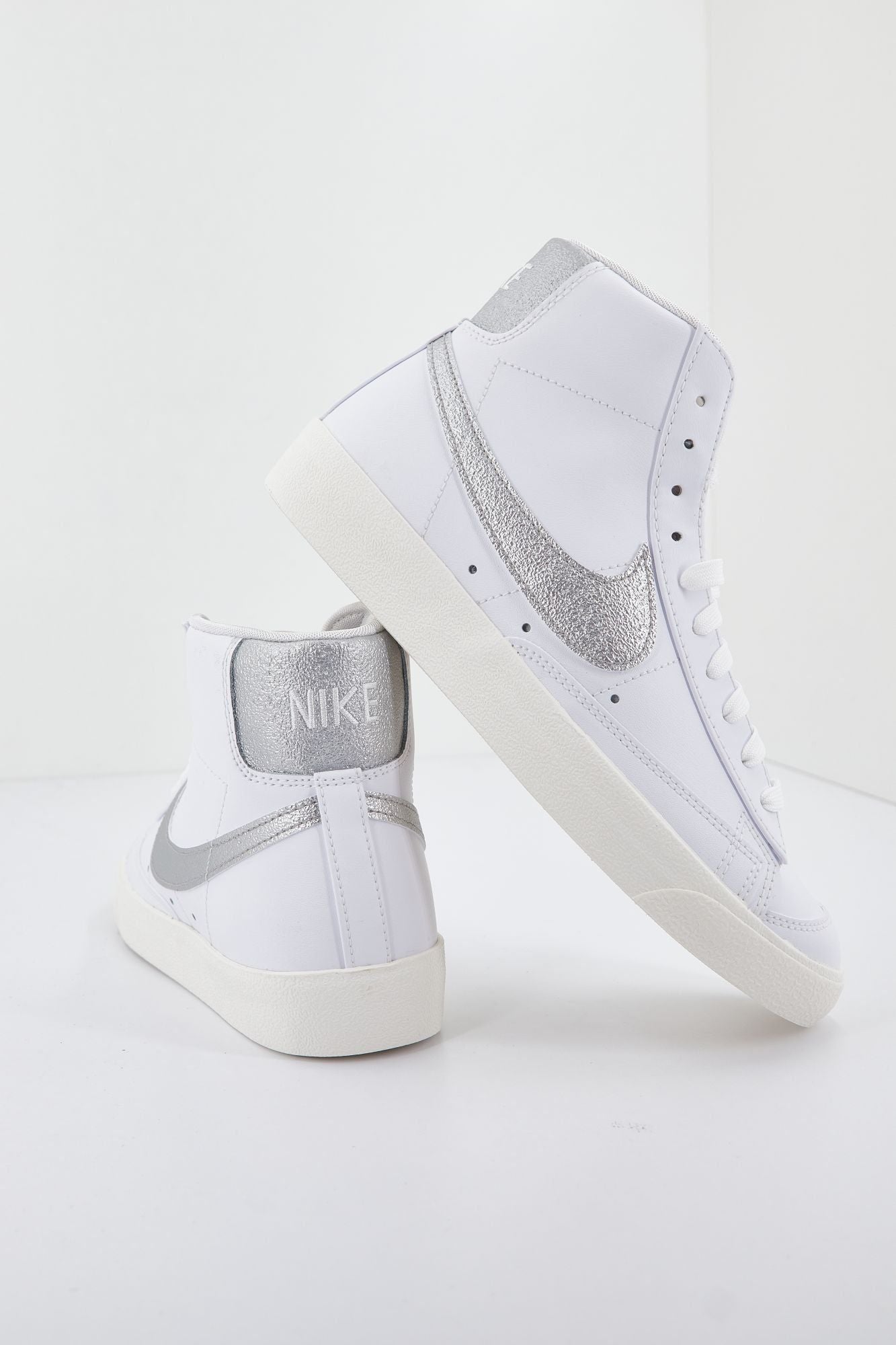 NIKE MID '77 MEN'S en color BLANCO (2)