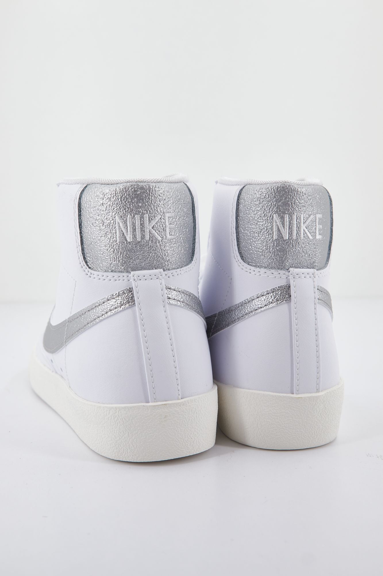NIKE MID '77 MEN'S en color BLANCO (4)