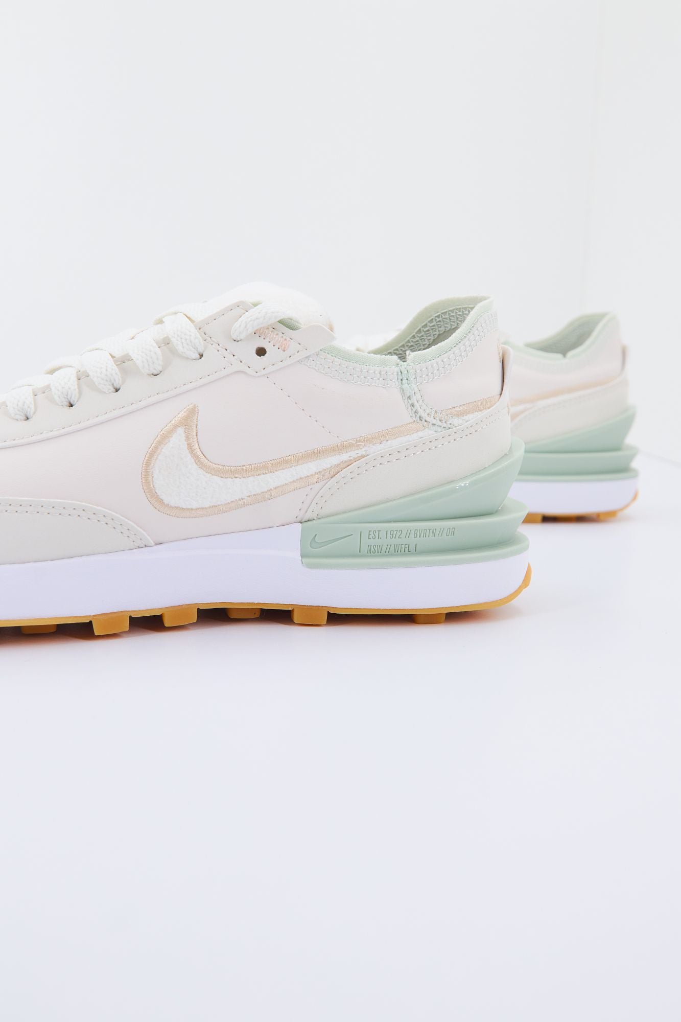 NIKE WAFFLE ONE SE HO22 en color BLANCO (4)