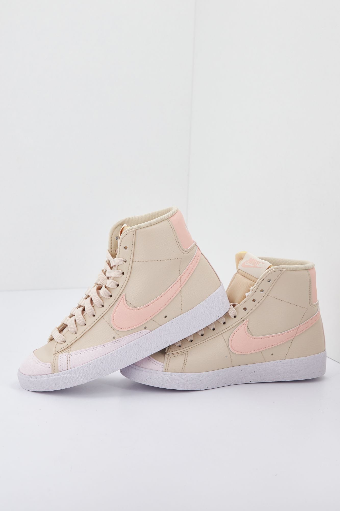 NIKE BLAZER MID '77 NEXT NATURE en color BEIS (4)