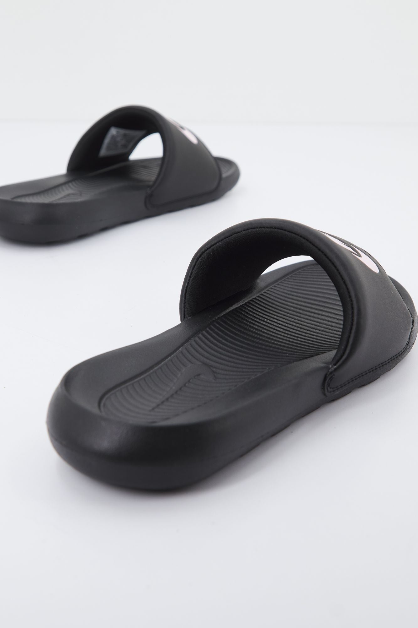 NIKE WMNS VICTORI ONE SLIDE en color NEGRO (3)