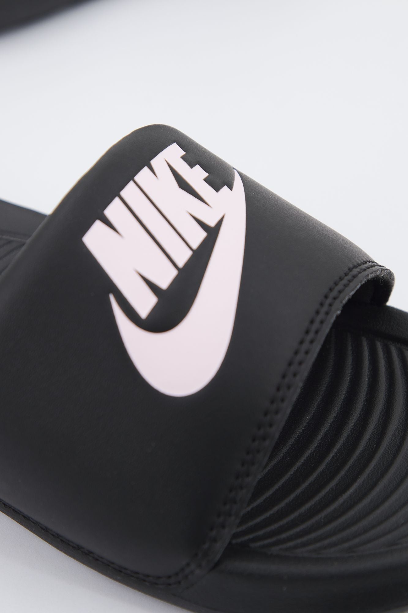 NIKE WMNS VICTORI ONE SLIDE en color NEGRO (4)