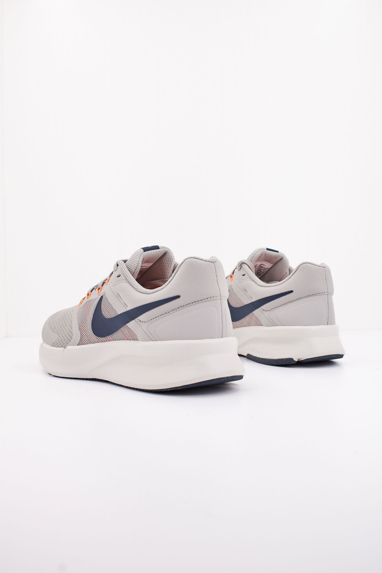 NIKE RUN SWIFT 3 MEN'S ROAD en color GRIS (3)