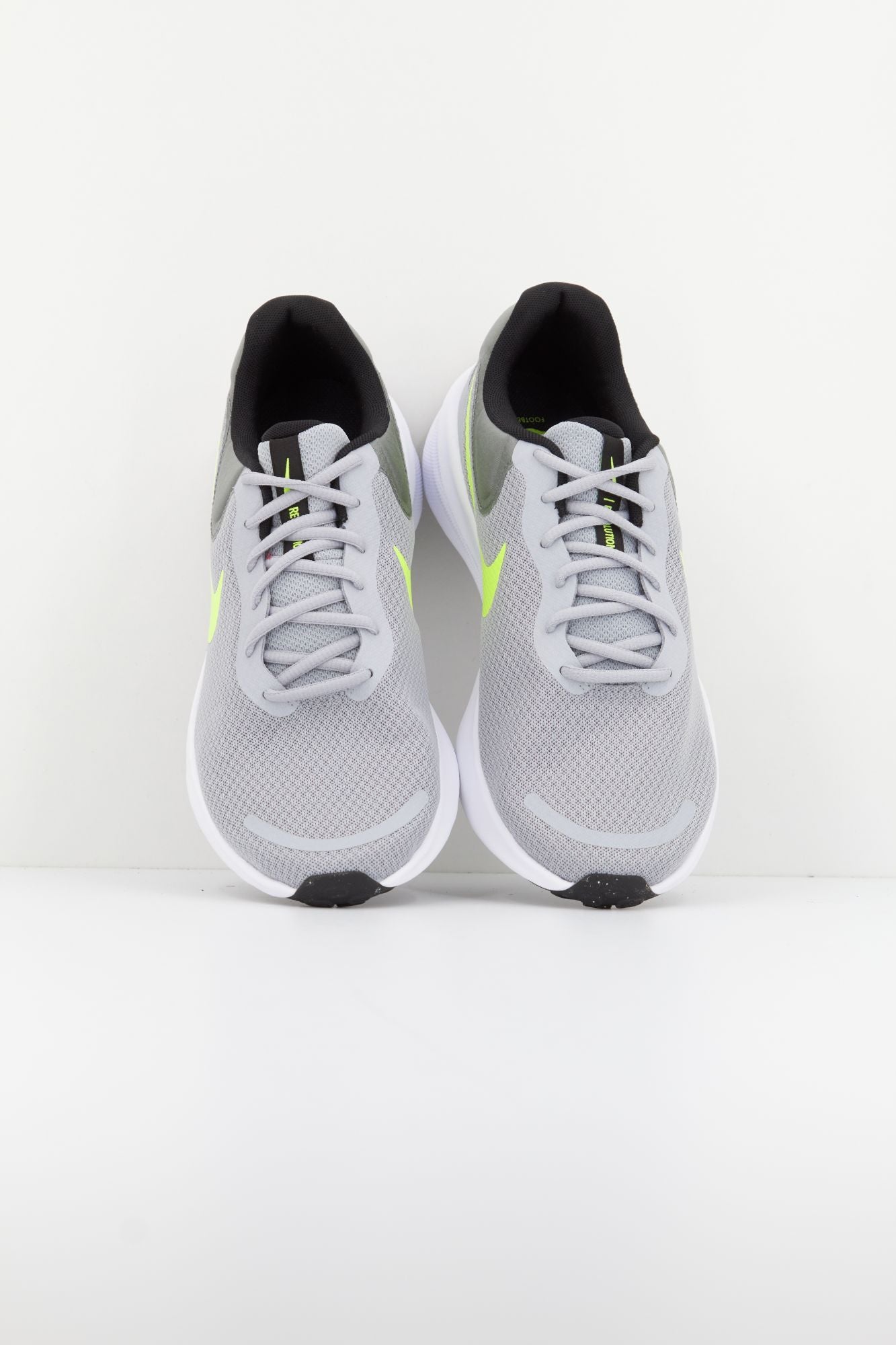 NIKE REVOLUTION 7 en color GRIS (2)