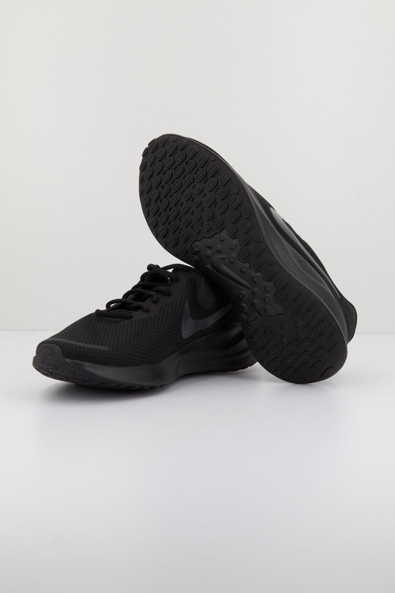 NIKE REVOLUTION 7 en color NEGRO (4)