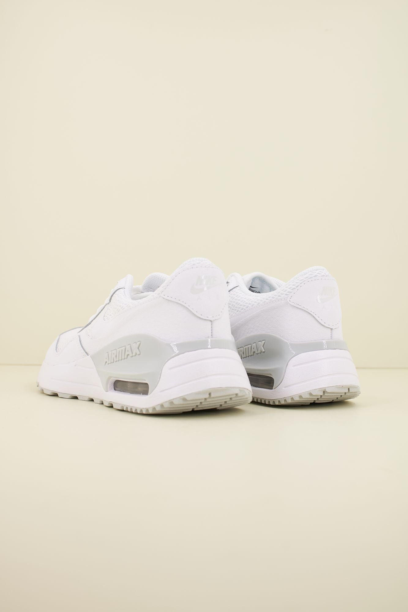 NIKE MAX SYSTM en color BLANCO (3)