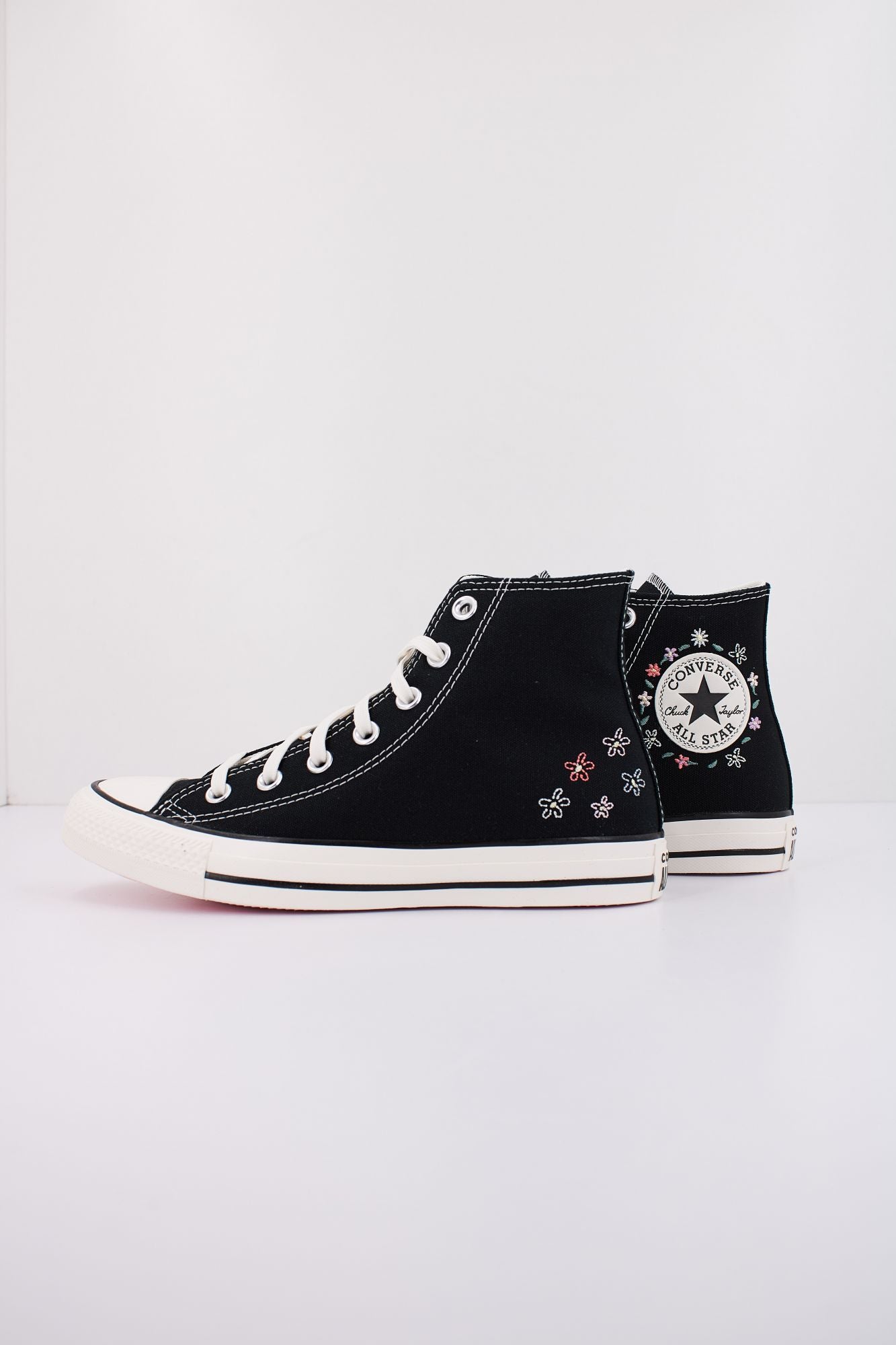 CONVERSE CHUCK TAYLOR ALL STAR EMBROIDERED LITTLE FLOWERS en color NEGRO (1)