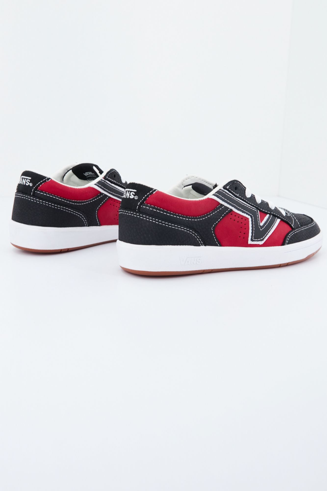 VANS UA LOWLAND CC en color NEGRO (3)