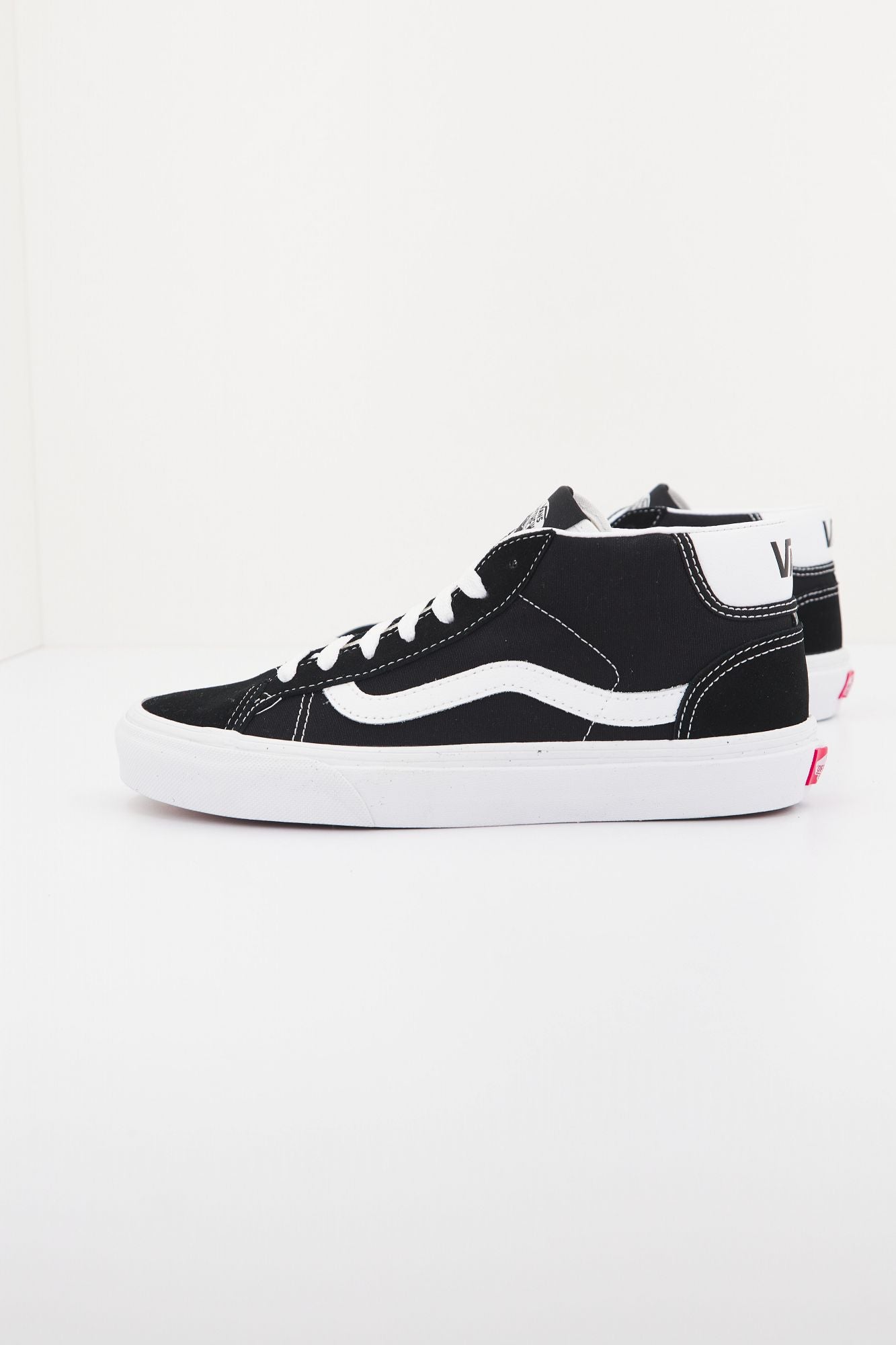 VANS UA MID SKOOL 37 en color NEGRO (1)