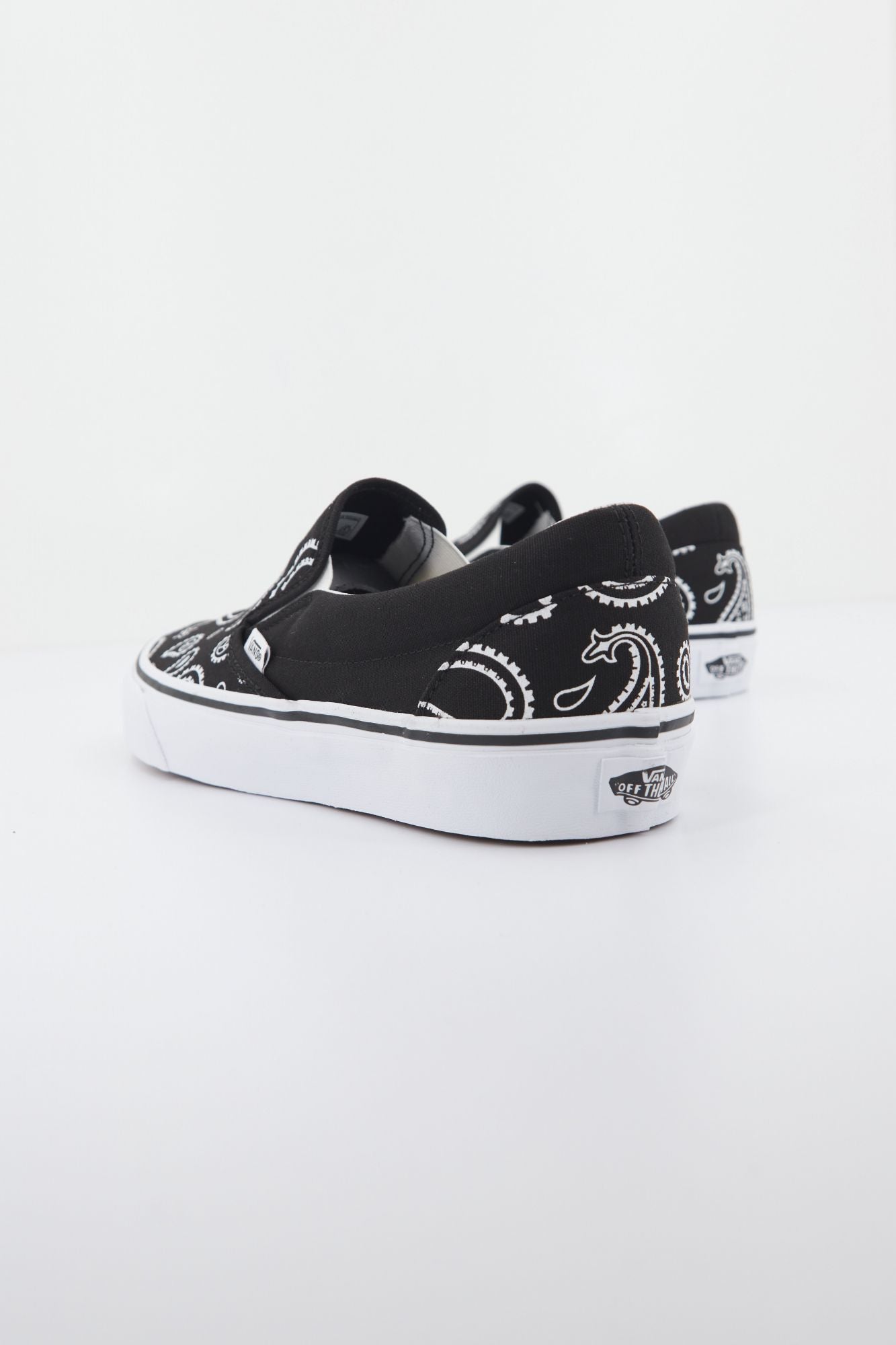 VANS UA CLASSIC SLIP-ON en color NEGRO (2)