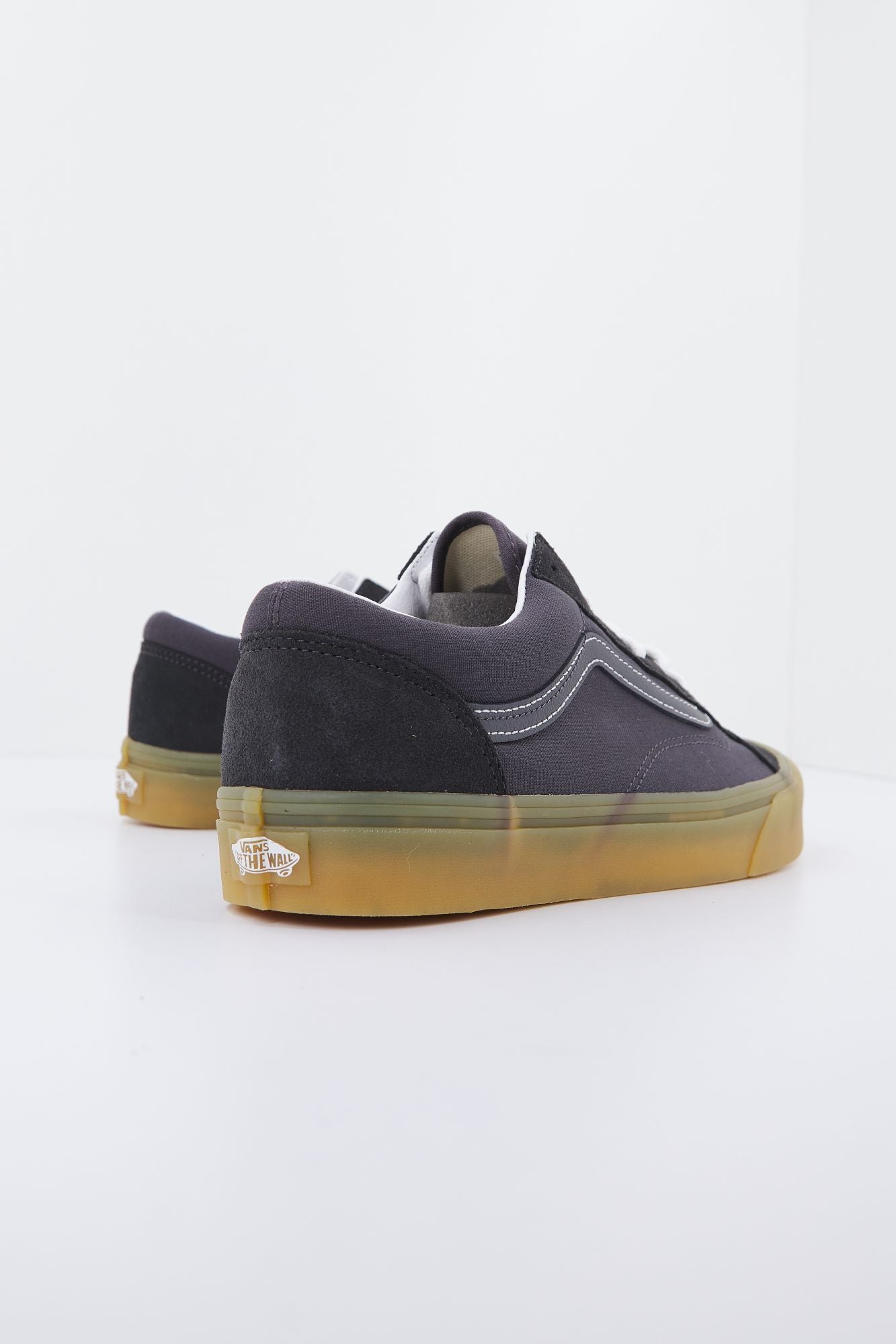 VANS UA STYLE 36 en color GRIS (2)