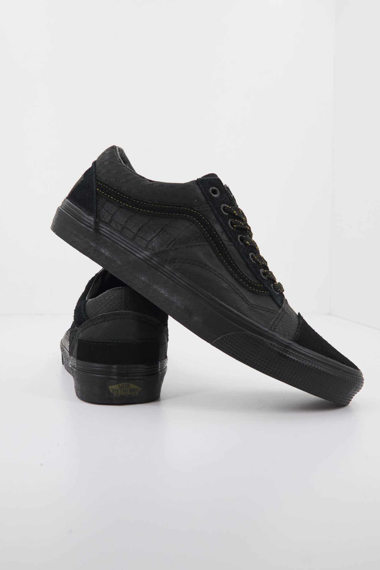 VANS VN0A7Q4P1OJ1 en color NEGRO (2)